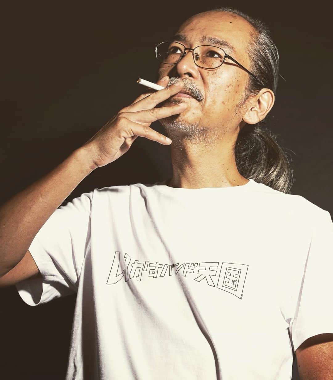 人間椅子さんのインスタグラム写真 - (人間椅子Instagram)「モデル着用：イカ天ロゴTシャツ（ホワイト×ブラック） #ファッション通販 #イカ天バンド #おじさんモデル #バイク焼け半端ない #先を見る目 #タバコ火ついてません #白tシャツ #珍しい」9月13日 20時51分 - ningen_isu