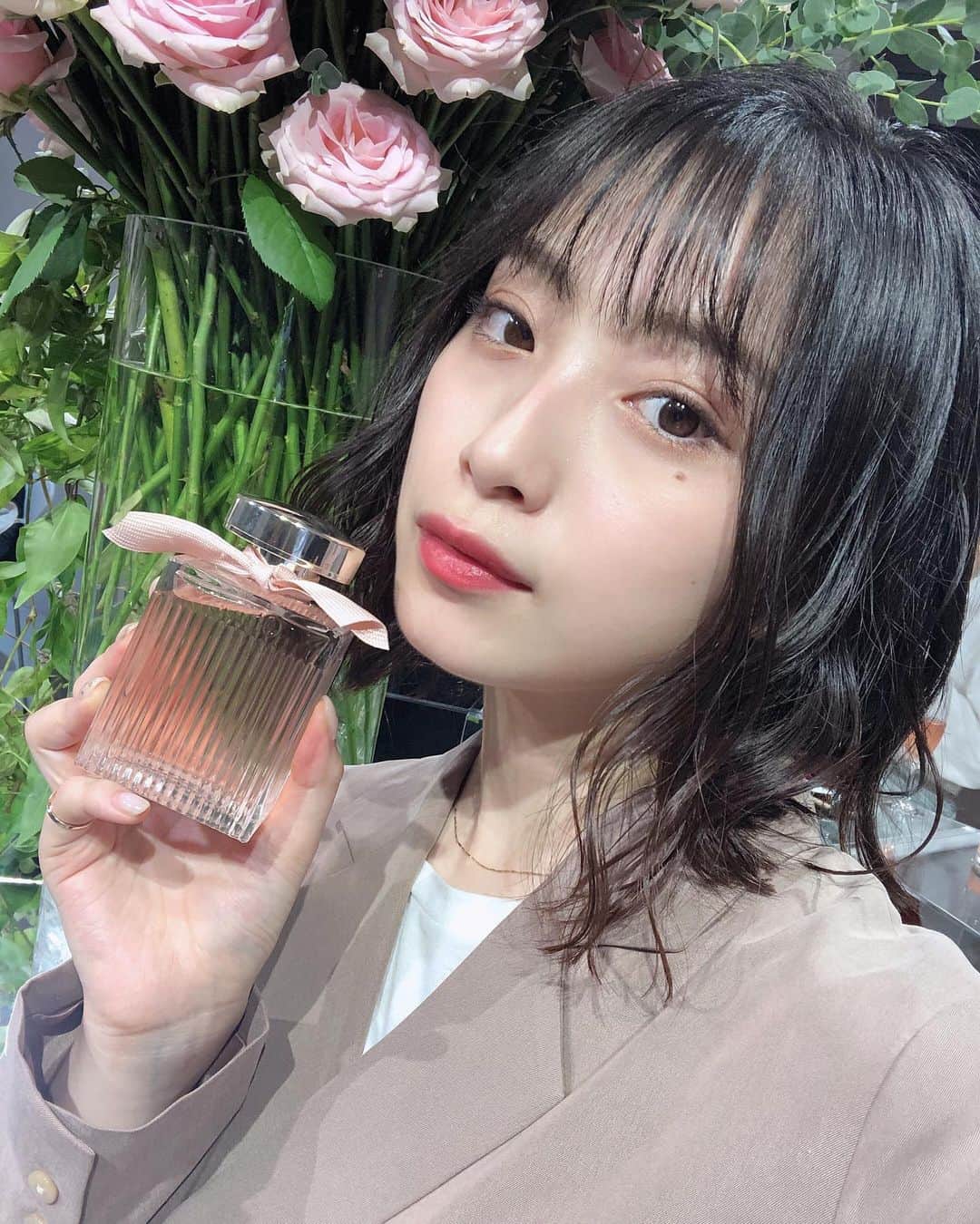 永井理子のインスタグラム：「Chloeの新作の香水の香りが ローズにグレープフルーツもはいってるみたいで すっごく好みだった🤤💐 @chloe  #CHLOEGIRLS」