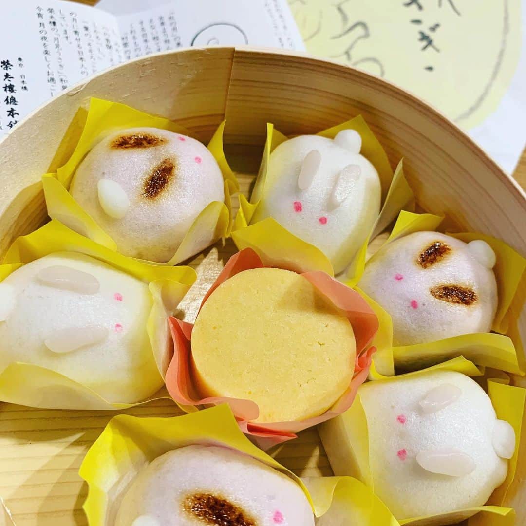 栗原由佳のインスタグラム：「お月見🎑ですね、いただき物のお菓子で🌕 #お月見 #中秋の名月 #十五夜」