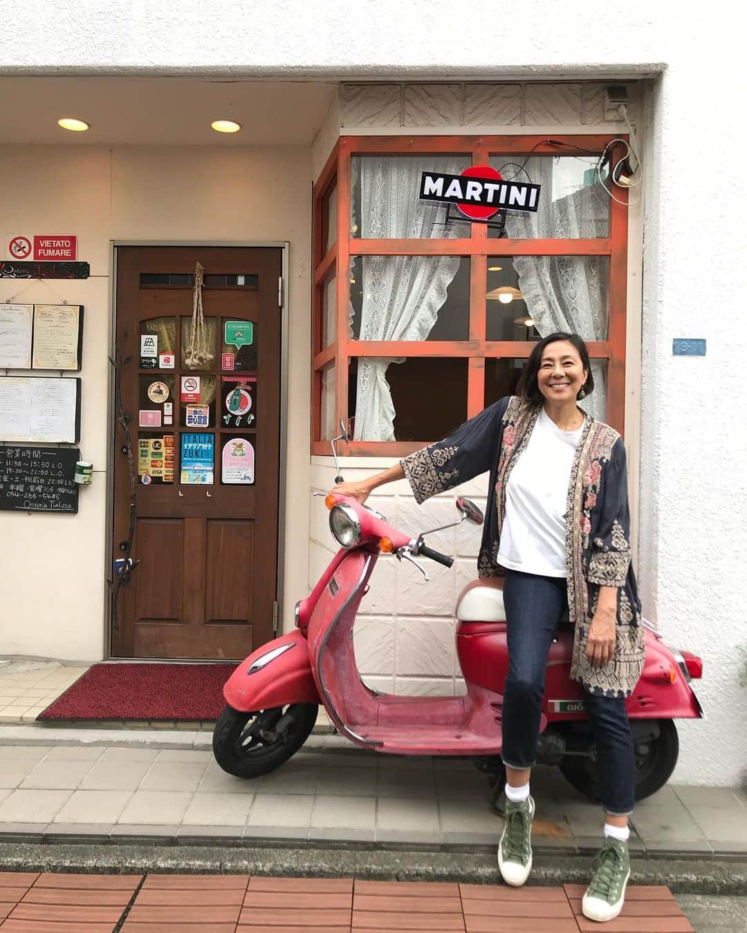 のインスタグラム：「. happy Friday😊 今日は静岡でマスカットと有機栽培のお米を取材🤓 あーもーまだまだ凄いの沢山あるよー恐るべし静岡 🤩🤩🤩 詳しくはまた😉 1枚目  ベスパと私 2枚目  トラクターと私 😆😆😆 #farmer #素晴らしい #fruits #organicrice  #日本のお米は最高  世界1❤️👍 #rikacotable  #rikaco_fashion #❤️」