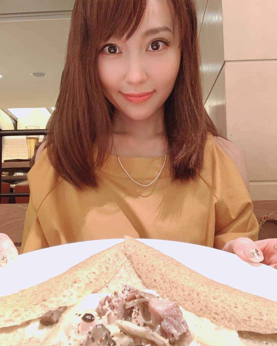 のインスタグラム：「笑っちゃうほど自撮りが下手くそな私😅ガレットほとんど写ってないし(笑) でも何度も撮りなおしてると大好きなシュクレのガレットが冷めちゃうからこれですみません😅(笑) イベリコ豚のコンフィときのこのガレット❤️ウマし😋 #シュクレ #sucre #ガレット #小腹が空いた時にぴったり #おやつもお肉 #肉食女子 #コーヒータイム」
