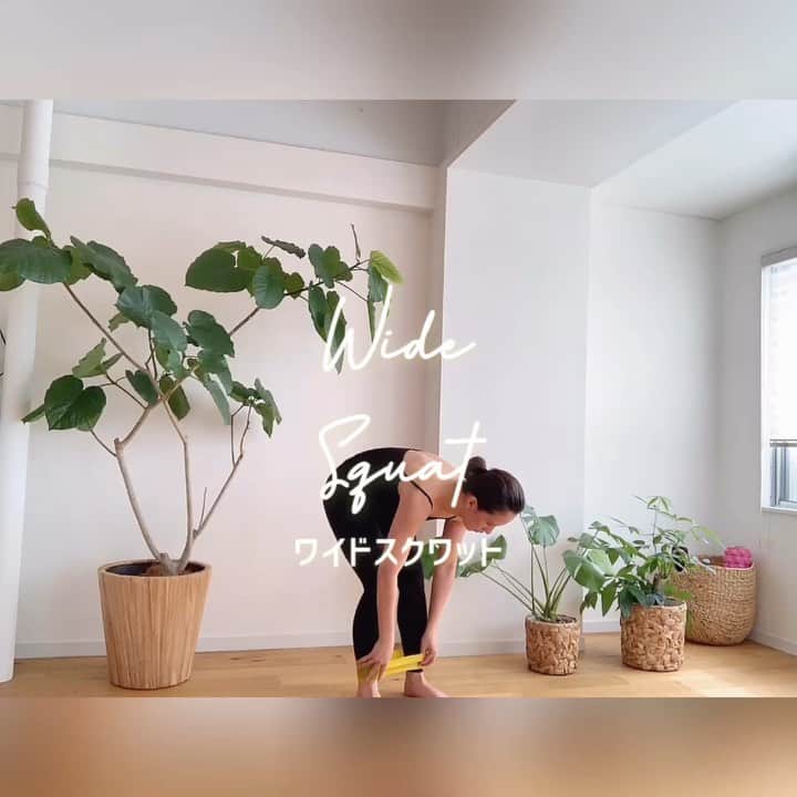 持永真実のインスタグラム：「.﻿ 昨日はお祝いのメッセージ﻿ ありがとうございました💕﻿ ﻿ ﻿  今日は美尻🍑のための﻿ ワイドスクワット🦵﻿ ﻿ ゴムバンドの位置を膝上にすることで﻿ 強度が上がるので余裕のある人はぜひ🤗﻿ ﻿ ゴムバンドがなくてもできますよ〜🙆🏻‍♀️﻿ ﻿ ポイントはお尻を後ろに引きながら﻿ 身体を折りたたむイメージ🍑﻿ ﻿ 気をつけたいことは﻿ 膝が内側に入ったり、膝が前に出ないように﻿ すること😌👌﻿ ﻿ 早速わたしはお尻筋肉痛です😆💦﻿ ﻿ ﻿ #トレーニング #トレーニング動画 #スクワット #ワイドスクワット #ゴムバンドトレーニング #宅トレ #家トレ #美尻トレーニング #桃尻トレーニング」