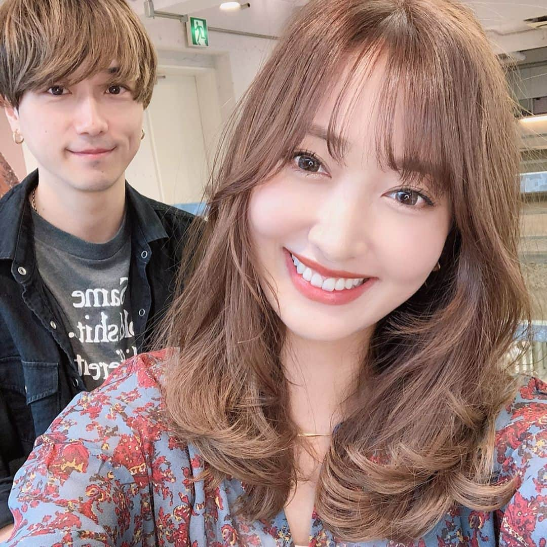 佐達ももこさんのインスタグラム写真 - (佐達ももこInstagram)「突然のイメチェン....🥳✨﻿ ﻿ どうですか！！﻿ どうですかー🥺！！！！！！！﻿ ﻿ SHIMAの 原田さん @harada.hair が﻿ とっても可愛くしてくれました〜🥺🙏﻿ ﻿ ダメージが気になっていた﻿ スカスカだった毛先を全部切って﻿ まとまりある髪になってほんと嬉しい😭❤️﻿ ﻿ 毛先を巻くだけでこんなに﻿ ふわっと可愛くなるように﻿ 計算しつくして切ってあるそうです🤩﻿ ﻿ 顔周りも、結んだ時に可愛くなるように﻿ とてもいい感じに切って下さっているのです👌﻿ (ムービーみてね！)﻿ ﻿ 久々にこんなに短くした💓﻿ どうかなどうかなぁぁぁ！！！しつこい笑﻿ ﻿ #hair#hairstyle#haircolor#SHIMA#ヘアースタイル#ヘアーカット」9月13日 20時57分 - sadamomodayo