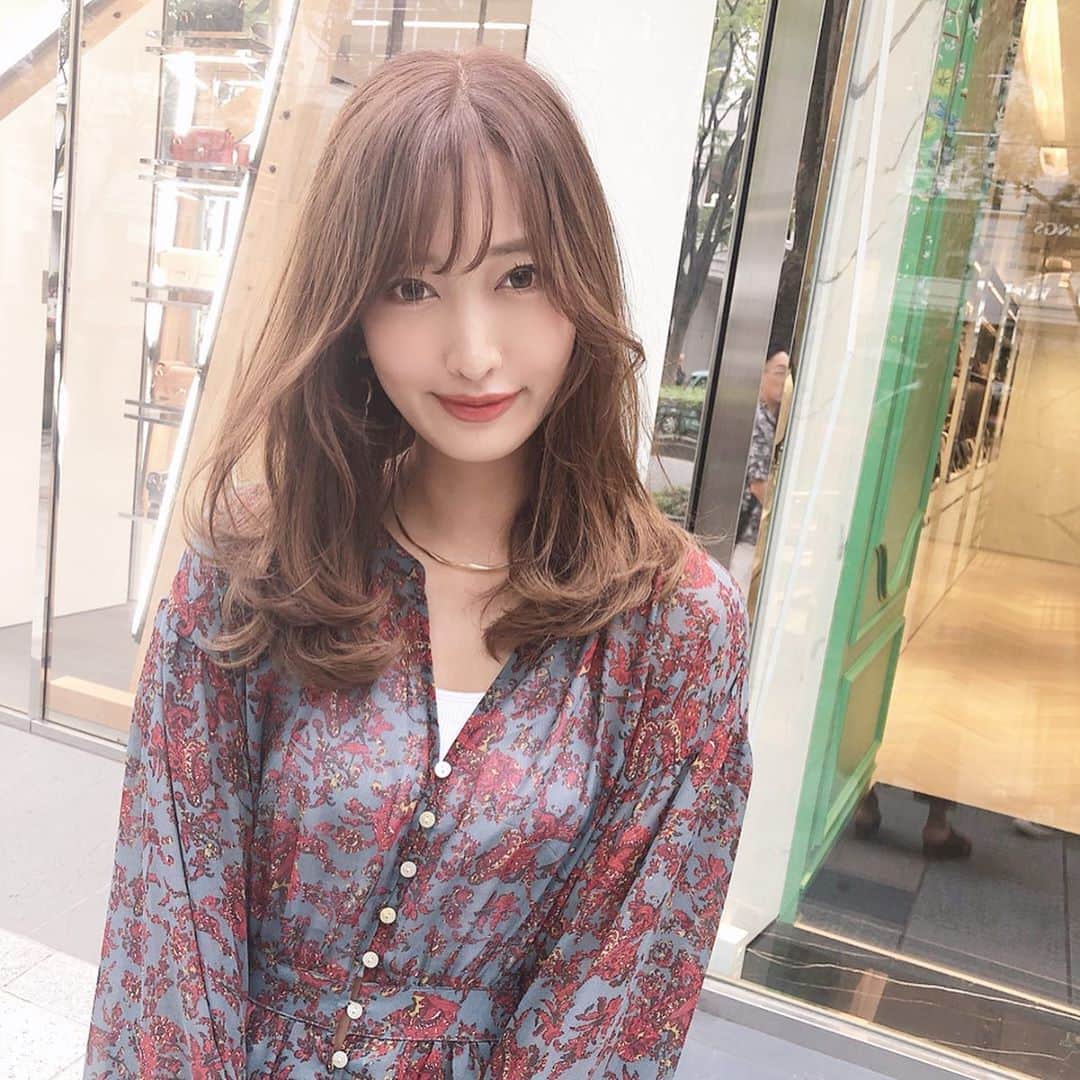 のインスタグラム：「突然のイメチェン....🥳✨﻿ ﻿ どうですか！！﻿ どうですかー🥺！！！！！！！﻿ ﻿ SHIMAの 原田さん @harada.hair が﻿ とっても可愛くしてくれました〜🥺🙏﻿ ﻿ ダメージが気になっていた﻿ スカスカだった毛先を全部切って﻿ まとまりある髪になってほんと嬉しい😭❤️﻿ ﻿ 毛先を巻くだけでこんなに﻿ ふわっと可愛くなるように﻿ 計算しつくして切ってあるそうです🤩﻿ ﻿ 顔周りも、結んだ時に可愛くなるように﻿ とてもいい感じに切って下さっているのです👌﻿ (ムービーみてね！)﻿ ﻿ 久々にこんなに短くした💓﻿ どうかなどうかなぁぁぁ！！！しつこい笑﻿ ﻿ #hair#hairstyle#haircolor#SHIMA#ヘアースタイル#ヘアーカット」