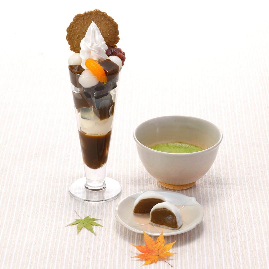 のインスタグラム：「*** 抹茶色があるから真っ茶色が映えるのか。 真っ茶色があるから抹茶色が映えるのか。  ほうじ茶パフェと、 ほうじ茶だいふくに、 抹茶または冷抹茶をお付けした 「宇治ほうじ茶会」です。  ほうじ茶フェアの期間限定で、 各店舗の茶房にてお待ちしておりますね。  #伊藤久右衛門#京都#宇治#祇園#京都カフェ#祇園カフェ#京都グルメ#宇治グルメ#抹茶#抹茶スイーツ#抹茶好き#ほうじ茶#ほうじ茶スイーツ#抹茶パフェ#ほうじ茶パフェ#大福#スイーツ部#パフェ部 #パフェ巡り#スイーツ男子#itohkyuemon#kyoto#gion#matchalover#matchaholic#hojicha#宇治ほうじ茶会」