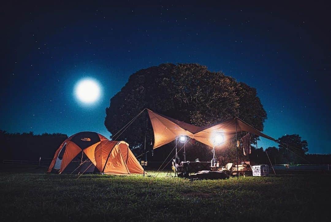 CAMP_HACKさんのインスタグラム写真 - (CAMP_HACKInstagram)「今日は「中秋の名月」。この日は昔から、先祖への祈りを捧げるお月見をする習わしがありますね。キャンプ場にいる方もそうでない方も、今夜は夜空の月を見上げてみましょう！ . . from CAMP HACK . CAMP HACKであなたのキャンプライフを取材します！ 『#camphack取材』を付けて投稿！ . Photo by @oshiri_gohan さん . #camp #camping #camphack #outdoorlife #outdoor #trip #travel #japan #followme #weekend #travelling #outdoorgirl #family #familytrip #moon #キャンプ #アウトドア #キャンプ道具 #キャンプ初心者 #家族 #外遊び #自然 #キャンプ場 #お出かけ #中秋の名月  #十五夜」9月13日 21時06分 - camp_hack