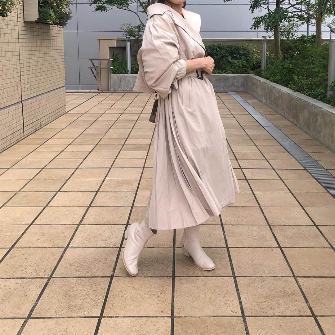 のインスタグラム：「ㅤㅤㅤㅤㅤㅤㅤㅤㅤㅤㅤㅤㅤ ㅤㅤㅤㅤㅤㅤㅤㅤㅤㅤㅤㅤㅤ お昼はまだ暑い日もあるけど 夜はだいぶ涼しくなったから 秋服が着れて嬉しい♫🍁 ㅤㅤㅤㅤㅤㅤㅤㅤㅤㅤㅤㅤㅤ 今季のトレンチコートはサイドプリーツ♡ ㅤㅤㅤㅤㅤㅤㅤㅤㅤㅤㅤㅤㅤ ㅤㅤㅤㅤㅤㅤㅤㅤㅤㅤㅤㅤㅤ #トレンチコート #プリーツトレンチ #kana_chicode #salonbychico #whoswhochico ㅤㅤㅤㅤㅤㅤㅤㅤㅤㅤㅤㅤㅤ」