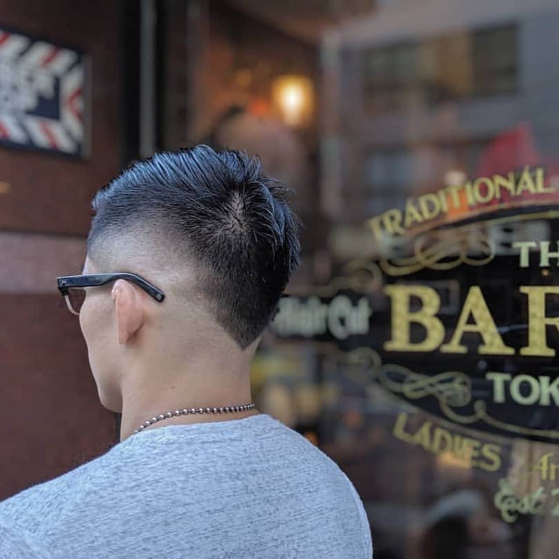のインスタグラム：「••• THE BARBA TOKYO 本店の @gamebwoy_face さんのスタイル💇‍♂️💈 Repost from @gamebwoy_face . ••• DRESSKIN🎩 Men's grooming online store🤵🏻 https://dresskin.com ⇨プロフィールからご覧ください👀 🌏For international customer ⇨https://global.dresskin.com✈️ ••• #thebarbatokyo #dresskin #cosmetics #menshair #mensgrooming #pomade #gentleman #barber #barbershop  #ザバルバトウキョウ #神田 #ドレスキン#メンズコスメ #メンズグルーミング #美容男子 #シェアコスメ #グルーミング #身嗜み #バーバーショップ #バーバースタイル #フェード #ポマード #ヘアワックス」