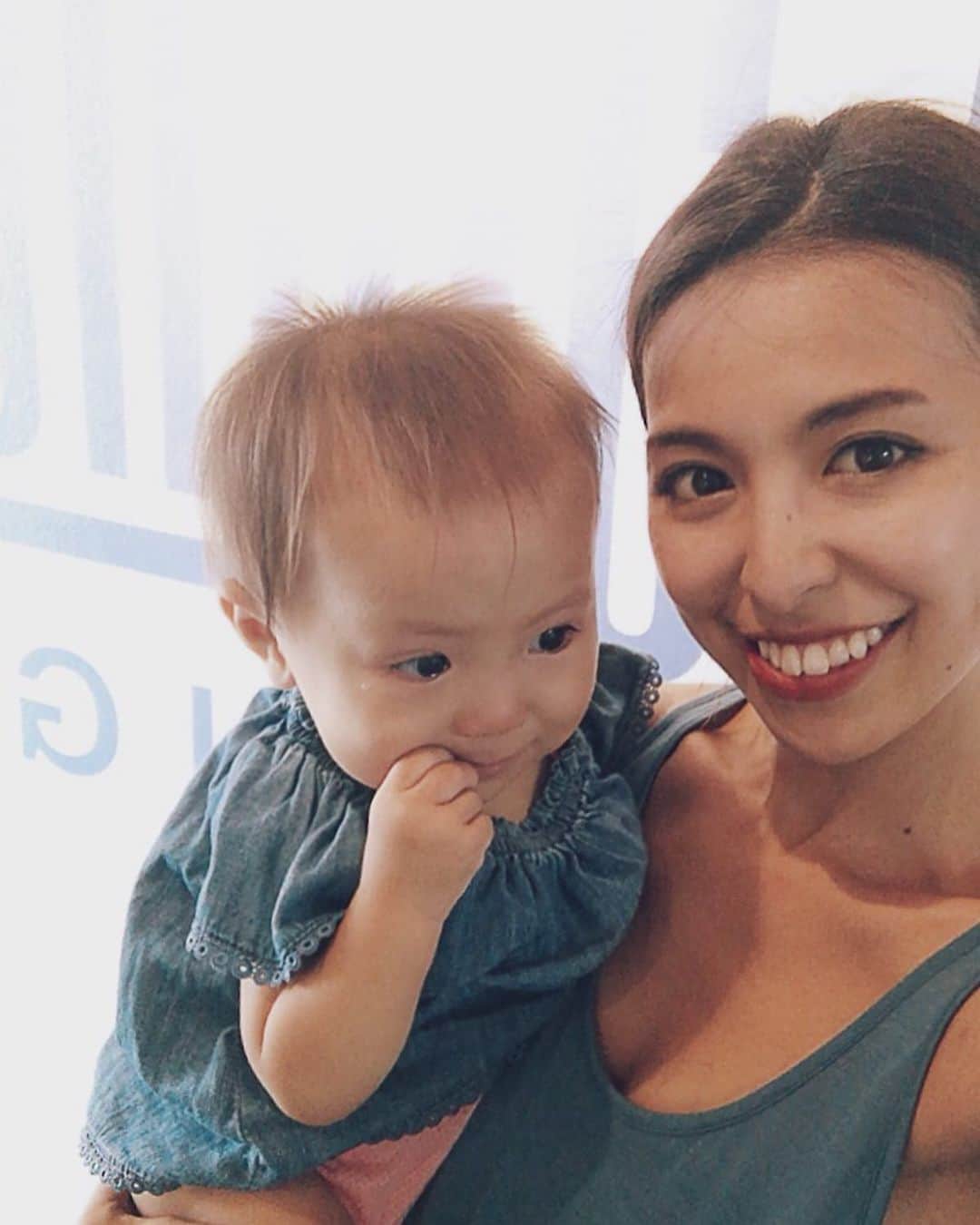 高橋菜摘のインスタグラム：「子供達が順番に風邪をひいたため 2週間ぶりのトレーニング🏋️‍♂️ いつもの @t.balance へ💛 やっぱり動き出すと少し空けただけで 身体がおもーく感じる。 今の私の週一回の楽しみ❤︎ . しかーーーし🤣 今回初めて娘を連れていったんだけど 行きの車で着く直前に寝て そーっと抱っこで連れてったら エレベーターの音で起きてニッコリ😄 機嫌いいから大丈夫か♪と思って トレーニング始めようとするも あんなに優しそうな @takuishida_ を見て 目が合うだけで悲鳴😢 地面に置くだけで悲鳴でした。笑 . だけどこんなのは想定内🙆‍♀️ こんなトラブルも🆗なのが パーソナルのいいところ。 普通のジムなんて絶対通えないよね！ トレーナーも温かく見守ってくれるから 気まずい思いもしなくていいし うちの子きっと泣くからなぁ… って悩んでる人も大丈夫。 ただもちろん気持ち的には不完全燃焼だし やってる最中こっち見て泣いてたり 向かって来るから集中出来ず笑っちゃって 今日は特に体幹がフラフラしてたな。 だけどそんな時も時短menuに変えてくれたり とにかく味方でいてくれるので！ 安心して次も連れて来れる。 . ¥59800の入会金が無料になるキャンペーンが ついに今月で終わっちゃうから 迷ってたら絶対今月中のがいいねっ🙆‍♀️ 私の紹介した友達も何人か通い始めてて すごく楽しんでるみたい❤︎ やっぱり運動って心のトレーニングでもある！ さぁまた来週 @takuishida_ 頼みます🙋‍♀️」