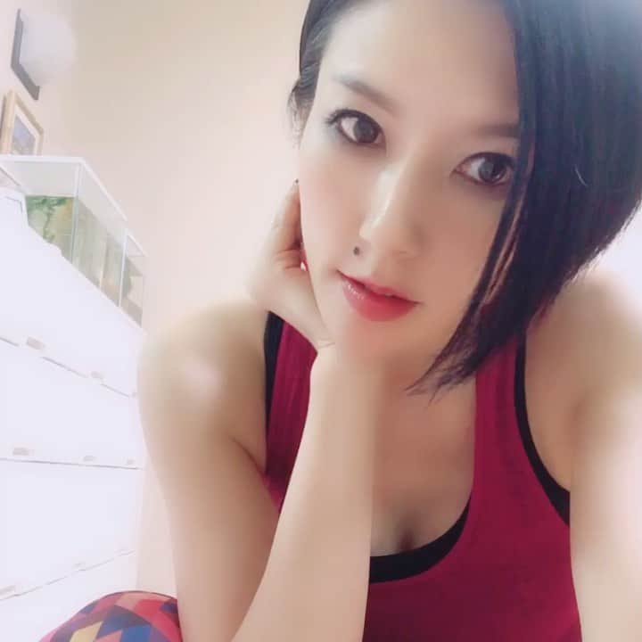 のインスタグラム：「. 逆立ち健康法はじめました✨ 毛細血管まで血が行き渡りお肌にも良いと聞いたので毎日やります！ . #逆立ち  #逆立ち女子 #アンチエイジング #アンチエイジング効果 #筋トレ女子 #体幹トレーニング #体幹トレ #コスプレイヤー」