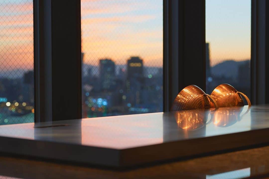 のインスタグラム：「. A front row seat of Osaka Bay with your Kobe beef only at #steakhousemediumrare _ #kobebeef #神戸牛 #神戸 #omotenashihotels #orientalhotelkobe #orientalhotel #オリエンタルホテル #オリエンタルホテル旧居留地 #旧居留地」