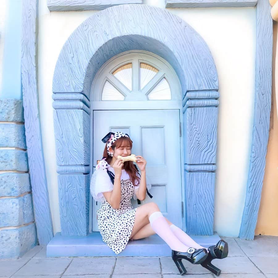 のインスタグラム：「. . 101匹わんちゃんバウンドといえば スウィートハート・カフェのライスブレッドは必須💎🐾 . 🐶コーディネート ワンピース @tittyandco_com トップス  @pinklush.jp シューズ  @enpunto_official . エンプントの靴1日履いても疲れないから ディズニーにも履き替え靴なしで いけちゃうから超ありがたい🤣💕 . #tokyodisneyland #disneyland #disneyootd #disneycode #disneyhalloween2019 #enpunto #ディズニーランド #東京ディズニーランド #ディズニーハロウィン2019 #ディズニーコーデ #双子ディズニー #双子コーデ #お揃いディズニー #ハロウィン2019 #花嫁カチューシャ #シミラールックディズニー #もーみディズニー🎠 #ディズニー仮装 #ディズニー仮装2019 #101匹わんちゃん #101匹わんちゃんコーデ #101匹わんちゃんバウンド #トゥーンタウン #スウィートハートカフェ」