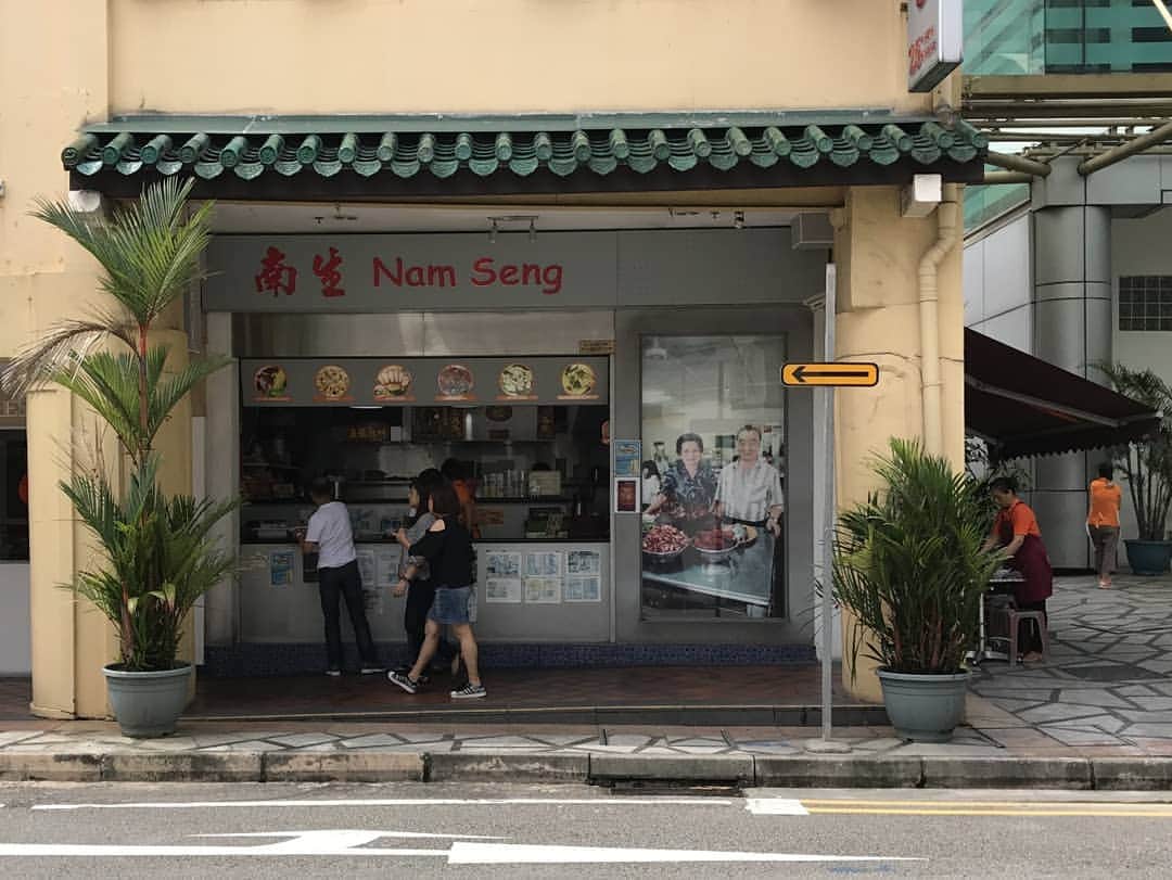 HereNowさんのインスタグラム写真 - (HereNowInstagram)「Simple yet deeply flavorful Singapore's famous Wantan Mee from Nam Seng Noodle House. Recommended by @justinlong. . . . #herenowcity #wonderfulplaces #beautifuldestinations #travelholic #travelawesome #traveladdict #igtravel #livefolk #instapassport #optoutside #namsengnoodlehouse #Singapore #visitsingapore  #シンガポール #싱가포르 #싱가포르여행 #싱가폴 #新加坡 #singaporefood」9月13日 21時11分 - herenowcity