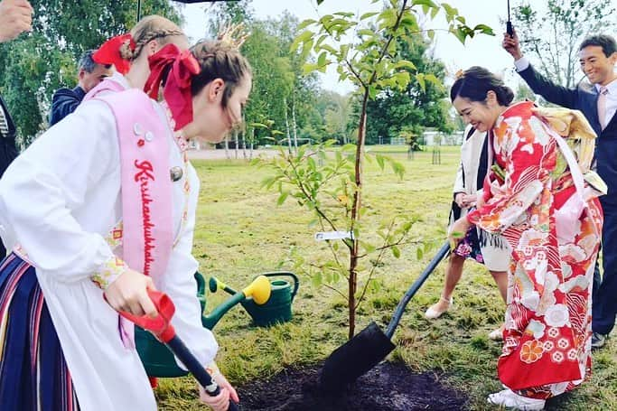 森まさこさんのインスタグラム写真 - (森まさこInstagram)「日本フィンランド議連会長として、フィン日友好議連の国会議員の皆さまと国交100周年をお祝いしました。  歴代の衆議院議長が会長を務める、日本さくらの会から、第27代さくらプリンセス 三好果音さんも参加。ご寄贈いただいた桜の苗木を、フィンランドの桜の女王と共に記念植樹致しました🌸」9月13日 21時13分 - mori_masako_