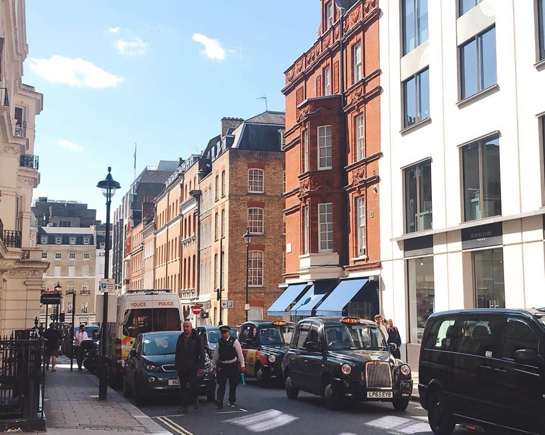 滝菜月さんのインスタグラム写真 - (滝菜月Instagram)「‪世界一周3カ国目、‬﻿ ‪イギリス・ロンドン。‬﻿ ﻿ 弾丸ツアーならではの睡眠不足も、﻿ ロンドンの街並みを見た途端﻿ アドレナリン(?)で吹き飛びました。﻿ ﻿ ﻿ 歴史的文化的な建造物はもちろん、﻿ 何気ない住宅街やショップも趣を感じる建物で﻿ 終始感動しっぱなし。﻿ 新しい建物を探す方が難しいくらい、﻿ どこまでもどこまでも古い街並みが続いていました。﻿ ﻿ ‪大好きな映画の撮影地に行ったり‬﻿ アフタヌーンティーとお紅茶をたしなんだり﻿ ‪ロンドンバスに乗ったり‬﻿ ‪英国紳士の優しさに触れたり...‬﻿ ‪王道ど真ん中を駆け抜けた1日半。‬﻿ ﻿ ‪次なる国へ向かいます！﻿ ﻿ ‪#ヒルナンデス世界一周 #ヒルナンデス #女子旅  #10月2日放送 #ブルゾンちえみ #滝菜月 ‬」9月13日 21時14分 - taki_natsuki
