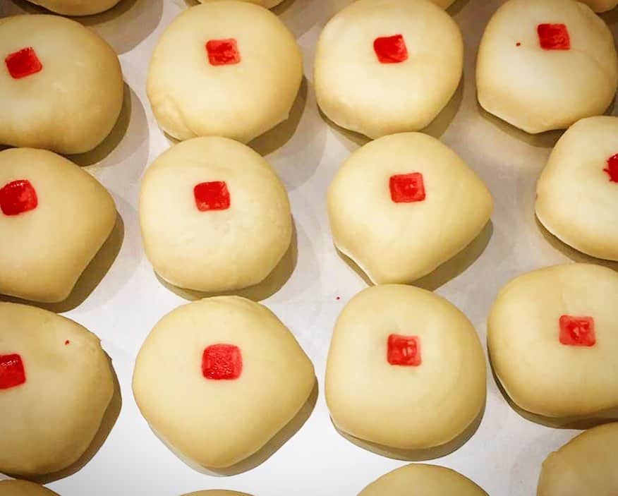 秋夢乃さんのインスタグラム写真 - (秋夢乃Instagram)「今日は中国の中秋節です🌙 こういう日って家族がみんなで集まり月餅を食べながらお喋りをします。 もちろん、今年の中秋も日本で過ごす事になりました。でももう一人ではありません。  3人で......👱‍♂️👩👶➕😺😺(笑)  パパが手作りの「鮮肉月餅」が美味しかったわ😂👍 っていうか、日本で中秋節で初めて月餅を食べたかも😅  一気に秋の気分が......🍁 #月餅 #中秋節 #上海鮮肉月餅 #手作り月餅 #新橋上海風情 #上海料理」9月13日 21時23分 - yumeno_aki