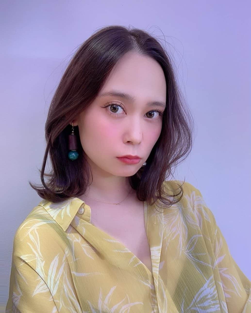 本田しおりのインスタグラム：「ブリーチ毛でまとまらなくなってしまっていた髪をバッサリ15センチくらい夫にカットしてもらいました^ ^  カラーもカットもオーダー通り♡  スペシャルな仕事でした👏  @ogamiksk」