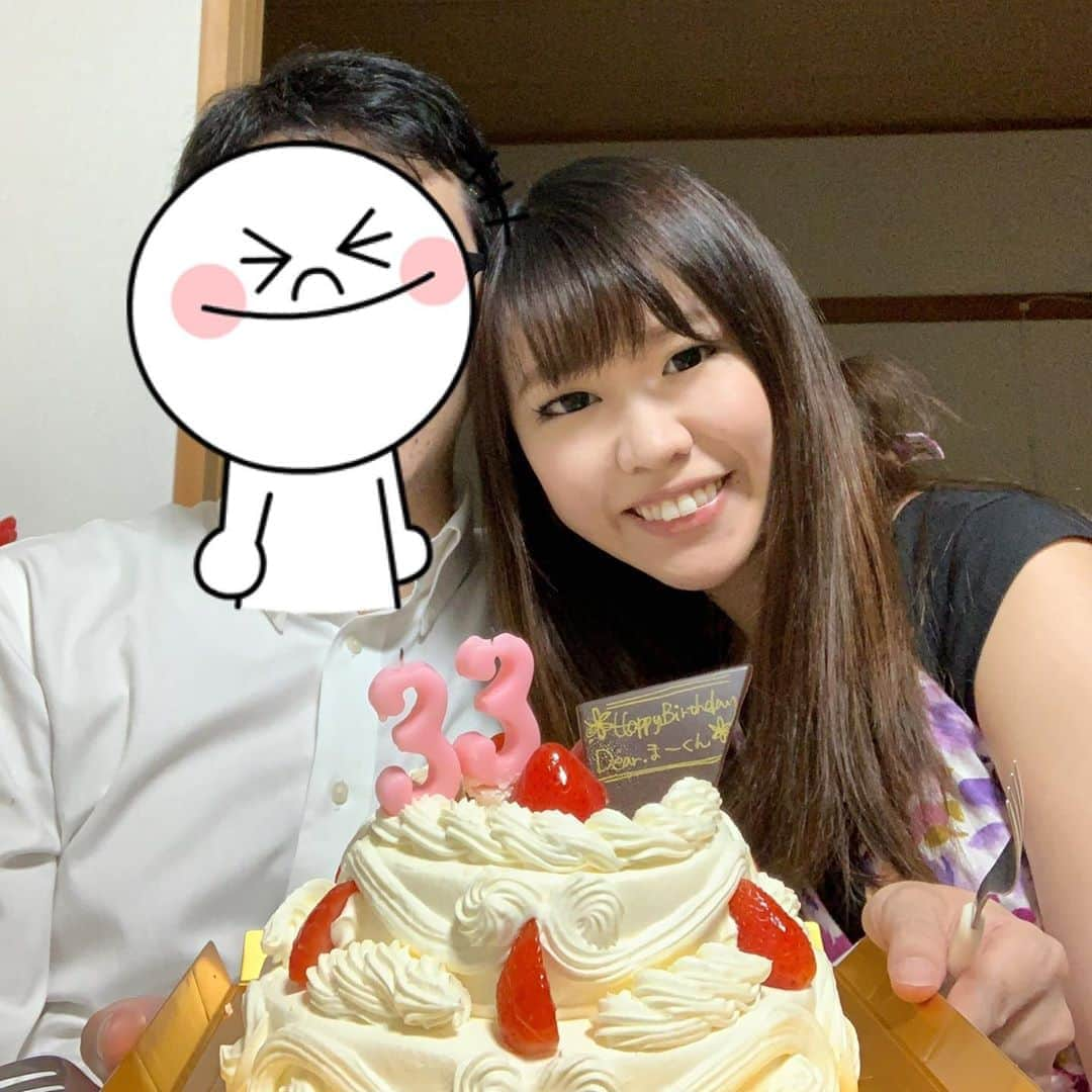 若狭知恵のインスタグラム：「﻿ ﻿ 先日、旦那さまのお誕生日でした💖🎂🎊﻿ ﻿ 平日だったので、外食は出来ないのでおうちで誕生日パーティー🧡😊﻿ ﻿ 旦那さまのリクエストで、カレー🍛を作りました❣️❣️﻿ 他にも、大葉とささみと梅の春巻きと、豆苗と人参のサラダ🥗🎶🌞﻿ ﻿ 喜んで食べてくれて良かった〜🙌💖﻿ ﻿ ケーキはアンリシャルパンティエで予約していた2段ケーキ🎂✨✨✨﻿ ﻿ 誕生日プレゼントにディズニーのペアチケットをあげたのでまた2人で浮かれポンチできるの楽しみ〜〜🤣❤️❤️(笑)﻿ ﻿ まーくん、お誕生日おめでとう〜〜🎊🎁👏﻿ だいすきだよ〜〜💖💖﻿ ﻿ #旦那さま #お誕生日 #おめでとう㊗️ #誕生日ケーキ #アンリシャルパンティエ #2段ケーキ #🍛 #33ちゃい #だいすき💓 #生まれてきてくれてありがとう」