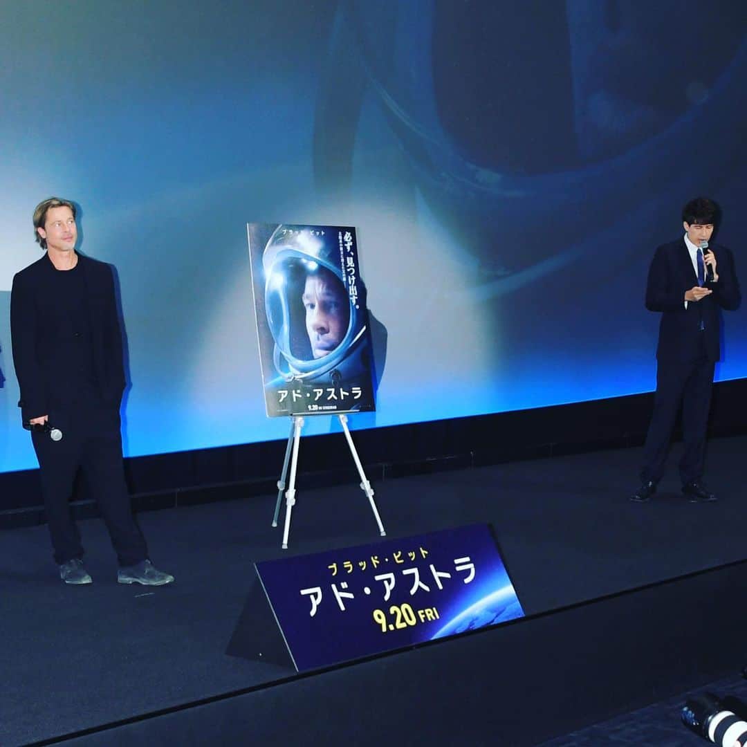 Saschaさんのインスタグラム写真 - (SaschaInstagram)「#アドアストラ ジャパンプレミアMCでした！大勢のマスコミとファンが待ち構える中登場した #ブラッドピット ！ファンサービス満点！2度目の #ブラピ 映画のプレミアMCでしたが…本当に素敵な方！ステージ上でもわざわざ握手をしにきてくれました！映画をいち早く見させていただきましたが…本当に深い内容で…見る前の予想を大きく裏切られました！見終わった直後よりも、じわじわとメッセージがしみてくる作品。今日のプレミアでブラピが言っていた「身近な人に優しくしよう」という言葉が心にズシリと響きます！MCの間に #ズムサタ でも突撃しましたので明日朝のエンタコーナーもみてくださいね！映画は9月20日、日米同時公開です！ #adastra #adastramovie」9月13日 21時30分 - sascha348