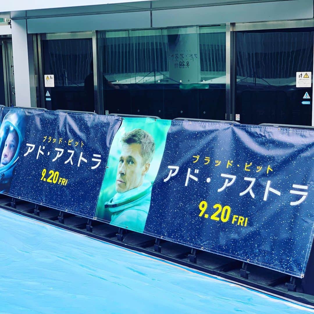 Saschaさんのインスタグラム写真 - (SaschaInstagram)「#アドアストラ ジャパンプレミアMCでした！大勢のマスコミとファンが待ち構える中登場した #ブラッドピット ！ファンサービス満点！2度目の #ブラピ 映画のプレミアMCでしたが…本当に素敵な方！ステージ上でもわざわざ握手をしにきてくれました！映画をいち早く見させていただきましたが…本当に深い内容で…見る前の予想を大きく裏切られました！見終わった直後よりも、じわじわとメッセージがしみてくる作品。今日のプレミアでブラピが言っていた「身近な人に優しくしよう」という言葉が心にズシリと響きます！MCの間に #ズムサタ でも突撃しましたので明日朝のエンタコーナーもみてくださいね！映画は9月20日、日米同時公開です！ #adastra #adastramovie」9月13日 21時30分 - sascha348
