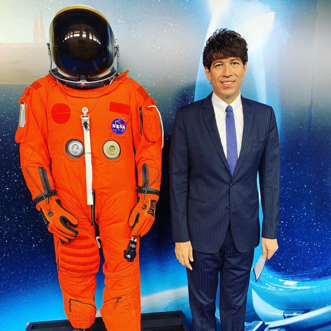 Saschaさんのインスタグラム写真 - (SaschaInstagram)「#アドアストラ ジャパンプレミアMCでした！大勢のマスコミとファンが待ち構える中登場した #ブラッドピット ！ファンサービス満点！2度目の #ブラピ 映画のプレミアMCでしたが…本当に素敵な方！ステージ上でもわざわざ握手をしにきてくれました！映画をいち早く見させていただきましたが…本当に深い内容で…見る前の予想を大きく裏切られました！見終わった直後よりも、じわじわとメッセージがしみてくる作品。今日のプレミアでブラピが言っていた「身近な人に優しくしよう」という言葉が心にズシリと響きます！MCの間に #ズムサタ でも突撃しましたので明日朝のエンタコーナーもみてくださいね！映画は9月20日、日米同時公開です！ #adastra #adastramovie」9月13日 21時30分 - sascha348