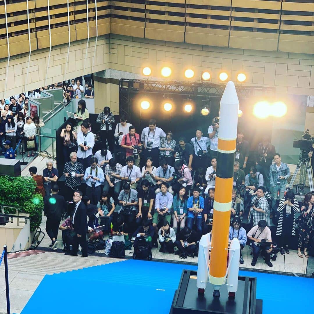 Saschaさんのインスタグラム写真 - (SaschaInstagram)「#アドアストラ ジャパンプレミアMCでした！大勢のマスコミとファンが待ち構える中登場した #ブラッドピット ！ファンサービス満点！2度目の #ブラピ 映画のプレミアMCでしたが…本当に素敵な方！ステージ上でもわざわざ握手をしにきてくれました！映画をいち早く見させていただきましたが…本当に深い内容で…見る前の予想を大きく裏切られました！見終わった直後よりも、じわじわとメッセージがしみてくる作品。今日のプレミアでブラピが言っていた「身近な人に優しくしよう」という言葉が心にズシリと響きます！MCの間に #ズムサタ でも突撃しましたので明日朝のエンタコーナーもみてくださいね！映画は9月20日、日米同時公開です！ #adastra #adastramovie」9月13日 21時30分 - sascha348
