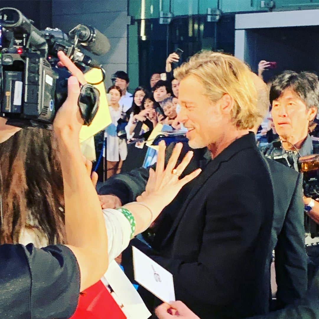 Saschaさんのインスタグラム写真 - (SaschaInstagram)「#アドアストラ ジャパンプレミアMCでした！大勢のマスコミとファンが待ち構える中登場した #ブラッドピット ！ファンサービス満点！2度目の #ブラピ 映画のプレミアMCでしたが…本当に素敵な方！ステージ上でもわざわざ握手をしにきてくれました！映画をいち早く見させていただきましたが…本当に深い内容で…見る前の予想を大きく裏切られました！見終わった直後よりも、じわじわとメッセージがしみてくる作品。今日のプレミアでブラピが言っていた「身近な人に優しくしよう」という言葉が心にズシリと響きます！MCの間に #ズムサタ でも突撃しましたので明日朝のエンタコーナーもみてくださいね！映画は9月20日、日米同時公開です！ #adastra #adastramovie」9月13日 21時30分 - sascha348