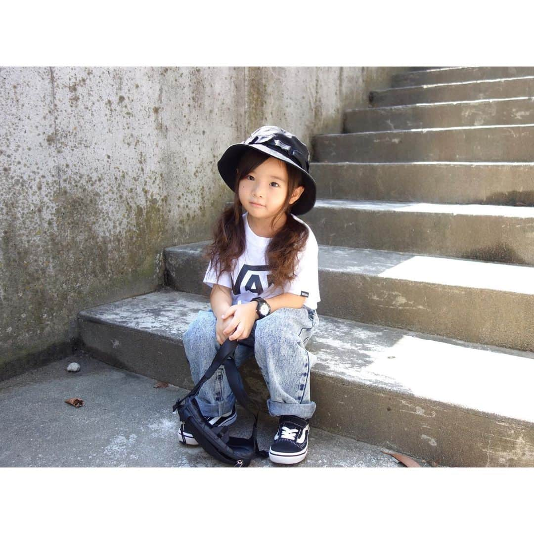 Saraさんのインスタグラム写真 - (SaraInstagram)「. coordinate♡ . VANSに ケミカルウォッシュのデニムで ボーイズライクに👖💙 . hat ▶︎ #newera  T-shirt ▶︎ #vans  pants ▶︎ #radchap  shoes ▶︎ #vans  bag ▶︎ #patagonia . . #ootd #kids #kids_japan #kids_japan_ootd #kjp_ootd #kidsfahion #kidscode #kidsootd #kidswear #キッズコーデ #キッズファッション #ヴァンズ #ケミカルウォッシュ #アドベンチャーハット #楽天roomに載せてます」9月13日 21時42分 - sarasara718