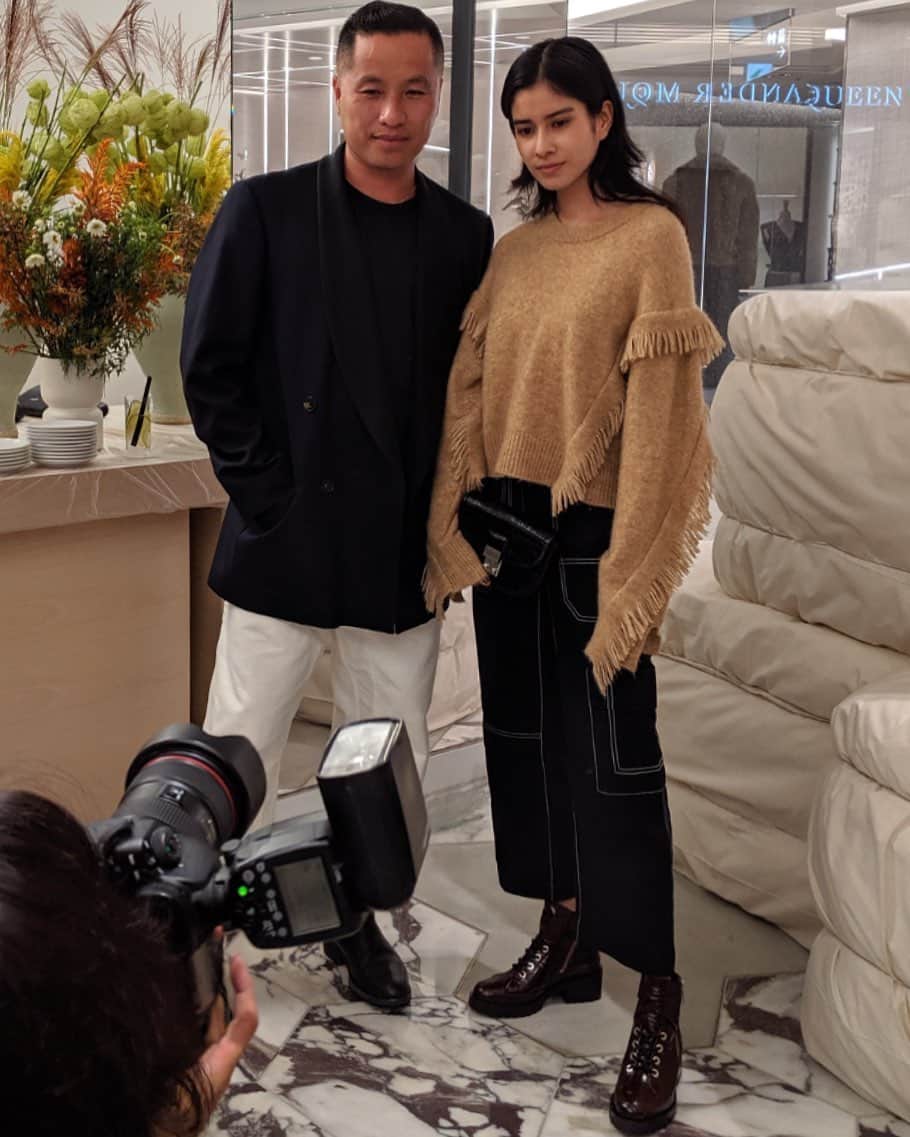 Julia Abe Brazilianさんのインスタグラム写真 - (Julia Abe BrazilianInstagram)「Lovely to meet @therealphilliplim today, I hope you have a great time in Japan !🙇🏻‍♀️#31sustainablebalance #31fall2019 #merinoseries」9月13日 21時34分 - juliasumire