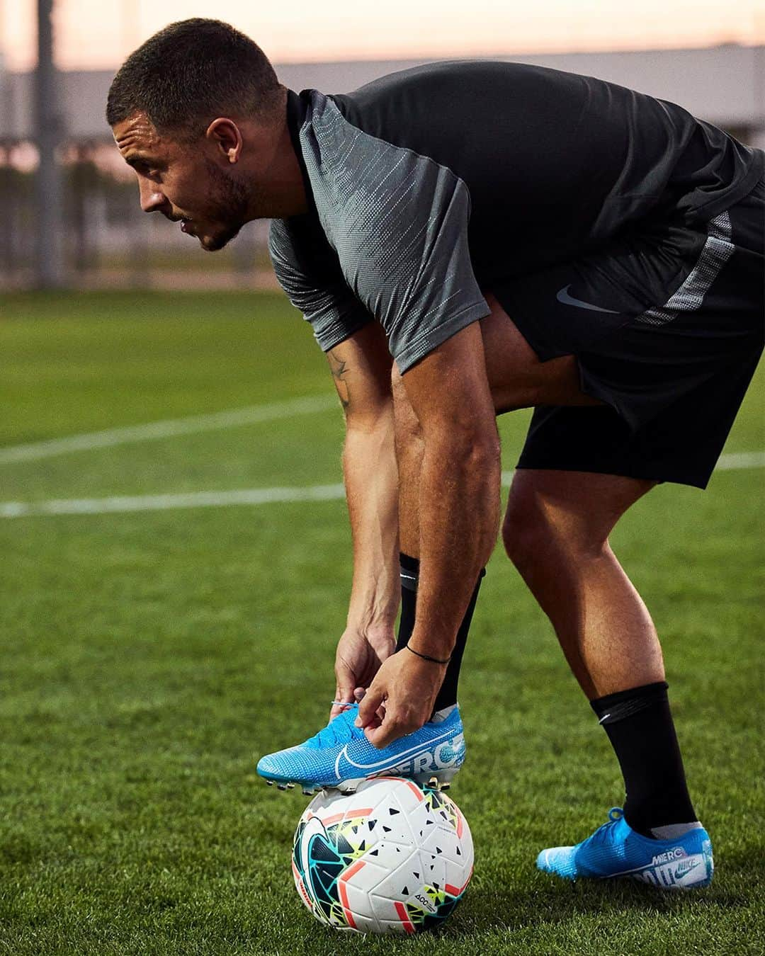 エデン・アザールさんのインスタグラム写真 - (エデン・アザールInstagram)「Ready for tomorrow? Let’s go!! ¿Listos para mañana? 😏⚡⚽ ¡VAMOS! #Mercurial #AlwaysForward」9月13日 21時43分 - hazardeden_10