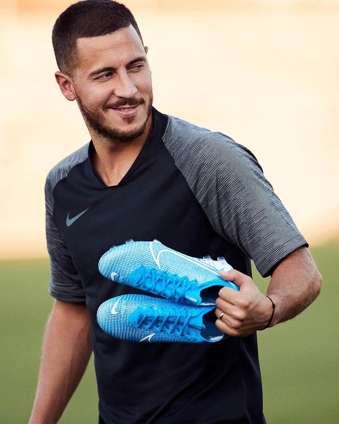 エデン・アザールのインスタグラム：「Ready for tomorrow? Let’s go!! ¿Listos para mañana? 😏⚡⚽ ¡VAMOS! #Mercurial #AlwaysForward」