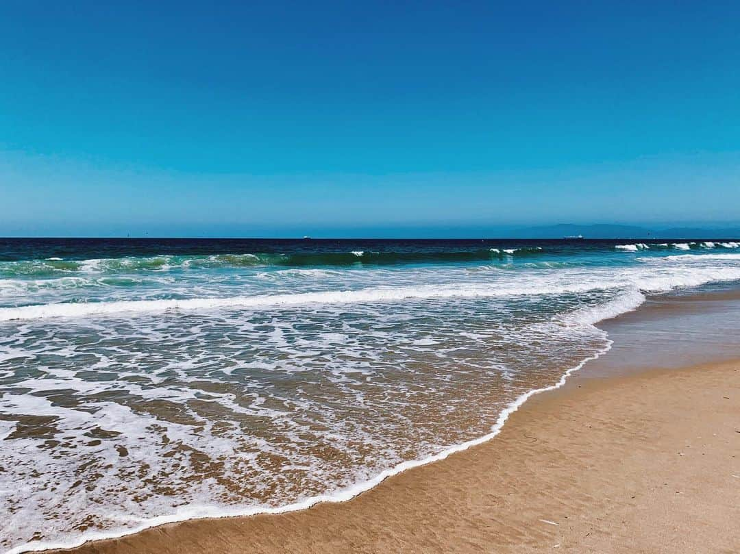 来夏さんのインスタグラム写真 - (来夏Instagram)「#🌊 一瞬しかない 海の写真とるの好き💙  カメラロール 景色大量😛🤳 #hermosabeach #beach #losangeles #california  #blue」9月13日 21時51分 - rairairaika