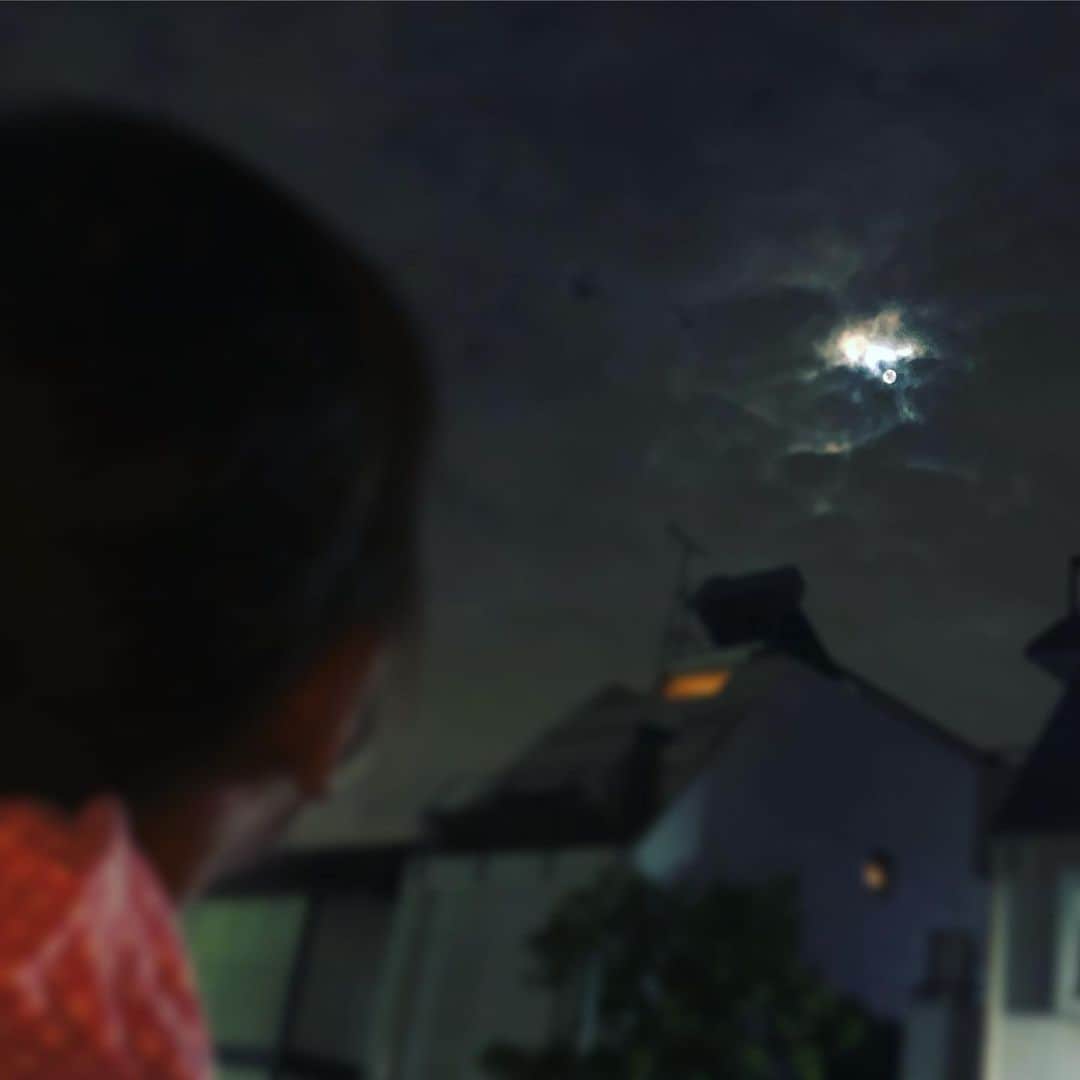 新井美穂さんのインスタグラム写真 - (新井美穂Instagram)「今年は雲に途切れ途切れながら顔を出す#中秋の名月  庭で一緒に月を見上げながら、雲に隠れそうなお月さまを励まし続ける娘。 「ハレちゃんお月さまのことすきなんだよ。いつもいつもすきなんだよ。かくれなくていいの！」 3連休前の花金、ビール片手にほろ酔いで月見上げてるかぁちゃんは、君の言葉#子供の純粋さ にもう胸キュンキュンやでー💘（笑）  #娘3歳3ヶ月#母娘#胸キュン」9月13日 21時50分 - arai_miho