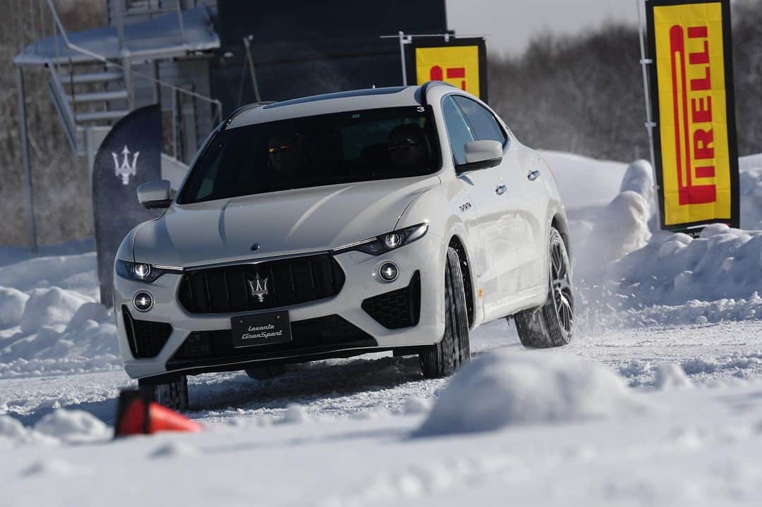 Maserati Japan | マセラティ ジャパンのインスタグラム：「日本全国からマセラティオーナーの皆様が集結する『Maserati Japan EXPO 2019』では、マセラティオーナー様向けドライビングアカデミーである「Master Maserati Japan」が日本初開催されます。愛車であるマセラティだが、まだフェラーリ製のエンジンを積んだクルマのスペックを引き出しことがない…安全なドライビングを学びたい…そういったオーナー様の声を受け、満を持して日本初開催となります。オーナー様の愛車のスペックを極限まで引き出せるよう、イタリアのヴァラーノサーキットからインストラクターを招へい。本場「Master Maserati」のエッセンスを愛車でご体感いただけます。（写真は、北海道で開催した雪上試乗会の網様。） イベントの詳細・参加申し込みはこちらから： https://www.maseratijp-official-event.com/ #Maserati #マセラティ #MaseratiJapan #マセラティジャパン #MaseratiJapanEXPO」