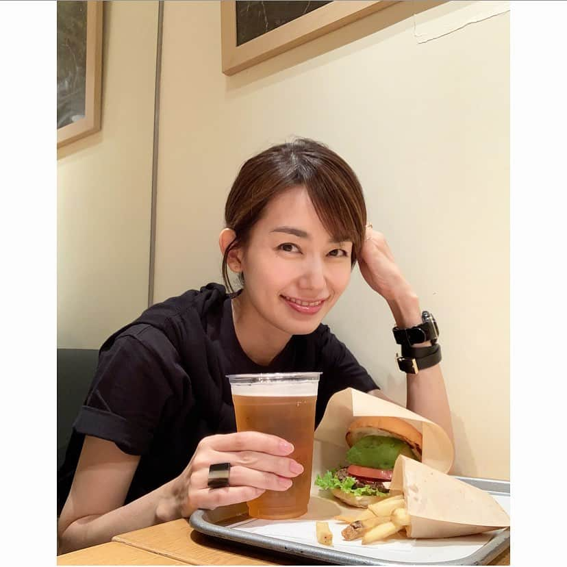 武藤京子さんのインスタグラム写真 - (武藤京子Instagram)「* * ポテトとビールで ちょい飲みしようと思ったのに ついつい アボカドわさびバーガーも 注文してしまった😅 * 夕飯の時間、 さすがにお腹空かず * きっと 深夜にお腹空くんだろうな… イヤな予感しかない👻 * * @the_3rd_burger  #ポテトはSサイズ #ビールはLサイズ  #武藤ちょい飲み  #ブログ更新しました  #プロフィールにブログのリンク貼ってます」9月13日 21時44分 - kyokomuto0628