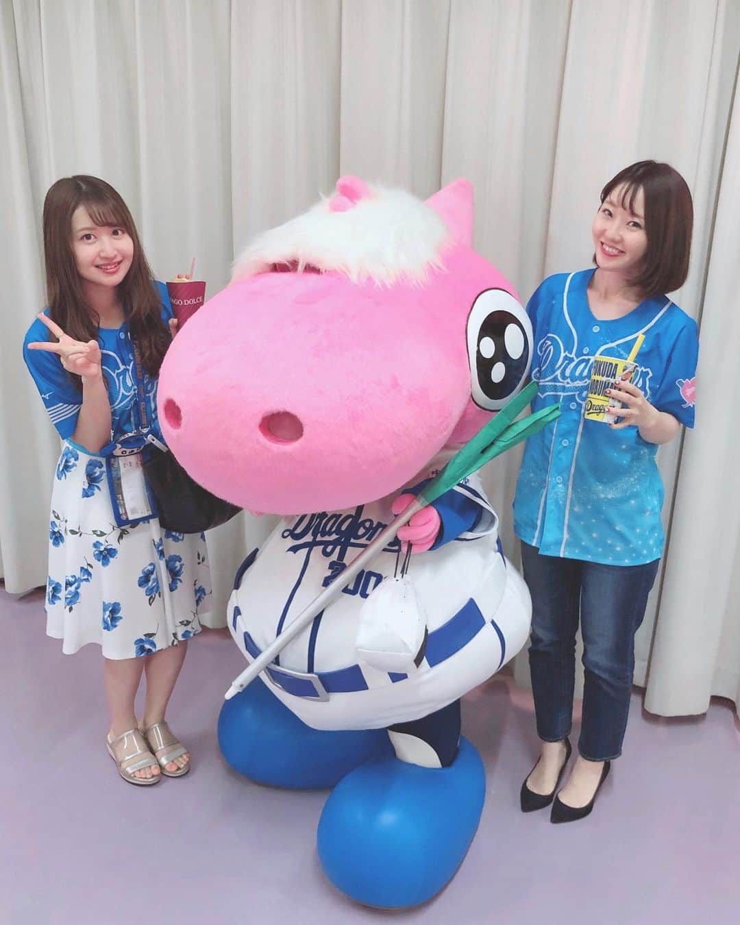 沢井里奈さんのインスタグラム写真 - (沢井里奈Instagram)「♡ . 阪神戦！！観戦して来ました⚾️💙 . 悔しい試合となってしまいましたが… 切り替えて明日こそ勝利を😣💕💕 最後の最後まで応援します！！ 頑張れドラゴンズ😢✨ . 今日はガールズシリーズの ユニホーム☺️💓💓 背番号入れてもらいました🌟 . . あと、パオロンと写真撮ってたら ちっちゃい女の子が ｢ドラ・ナビ の人ですか？ いつも見てます！！｣って 声かけてくれて嬉しすぎました😢✨ めちゃめちゃ可愛かったです🥺❤️ ありがとうございました🙇🏻‍♀️💕💕 . 打ち合わせしてないのにゆりオンニと ユニホームお揃いでびっくり😳🌸笑 . #dragons #nagoyadome #nagoya #baseball #instagood #instagramjapan #japanesegirl #girls #中日ドラゴンズ #中日 #ドラゴンズ #高橋周平 選手 #周平選手 #ナゴヤドーム #ドアラ #野球 #野球観戦 #ドラゴンズ女子 #昇竜ユニホーム #ユニフォーム #ユニフォーム女子 #さわー野球 #沢井里奈」9月13日 21時45分 - sawairina