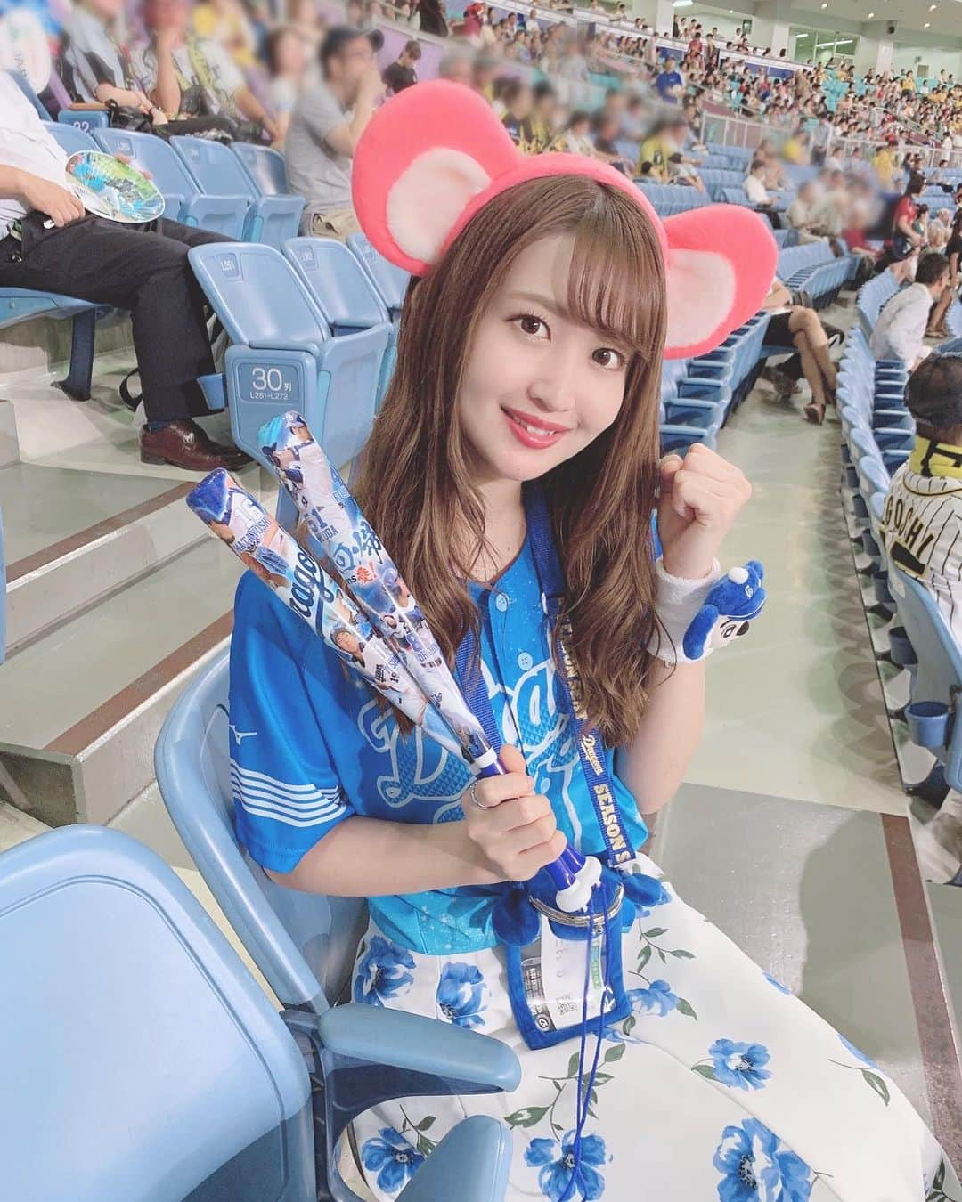 沢井里奈さんのインスタグラム写真 - (沢井里奈Instagram)「♡ . 阪神戦！！観戦して来ました⚾️💙 . 悔しい試合となってしまいましたが… 切り替えて明日こそ勝利を😣💕💕 最後の最後まで応援します！！ 頑張れドラゴンズ😢✨ . 今日はガールズシリーズの ユニホーム☺️💓💓 背番号入れてもらいました🌟 . . あと、パオロンと写真撮ってたら ちっちゃい女の子が ｢ドラ・ナビ の人ですか？ いつも見てます！！｣って 声かけてくれて嬉しすぎました😢✨ めちゃめちゃ可愛かったです🥺❤️ ありがとうございました🙇🏻‍♀️💕💕 . 打ち合わせしてないのにゆりオンニと ユニホームお揃いでびっくり😳🌸笑 . #dragons #nagoyadome #nagoya #baseball #instagood #instagramjapan #japanesegirl #girls #中日ドラゴンズ #中日 #ドラゴンズ #高橋周平 選手 #周平選手 #ナゴヤドーム #ドアラ #野球 #野球観戦 #ドラゴンズ女子 #昇竜ユニホーム #ユニフォーム #ユニフォーム女子 #さわー野球 #沢井里奈」9月13日 21時45分 - sawairina