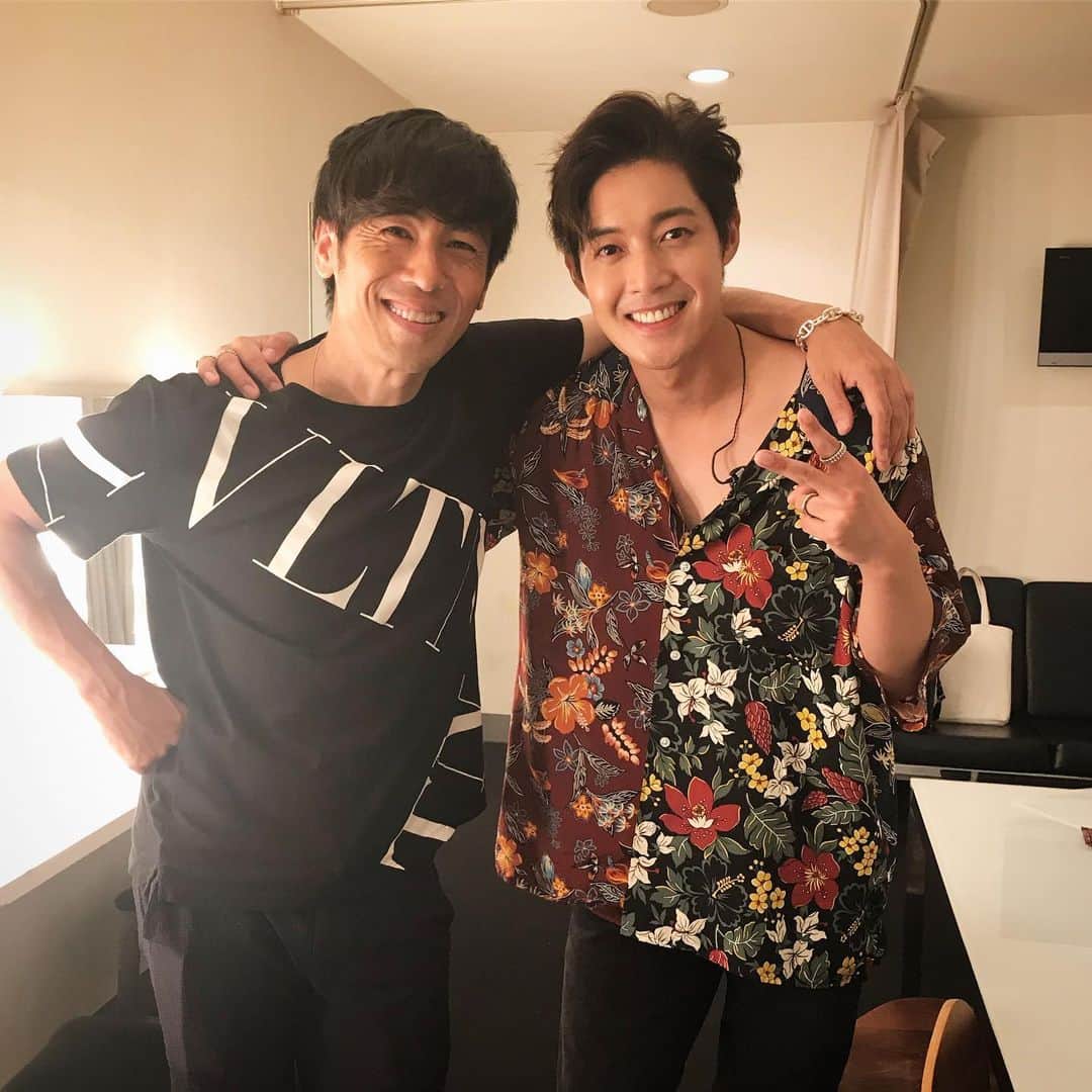 寺岡呼人のインスタグラム：「キムヒョンジュンさんとのライブ。﻿ ﻿ お客さんが盛り上がり過ぎて、勘違いしてしまう！﻿ ぐらい、盛り上げてくれて、、、﻿ ﻿ これもヒョンジュンさんの人柄なんだろうなと、改めておもいました。﻿ ﻿ 初めての対バンとは思えないぐらい、楽しかった！﻿ ﻿ 来てくれたみなさんもありがとうございました。﻿ ﻿ また、勘違いさせてー（笑）。﻿ ﻿ ﻿ #キムヒョンジュン﻿ #寺岡呼人 #KIMHYUNJOONG ﻿」