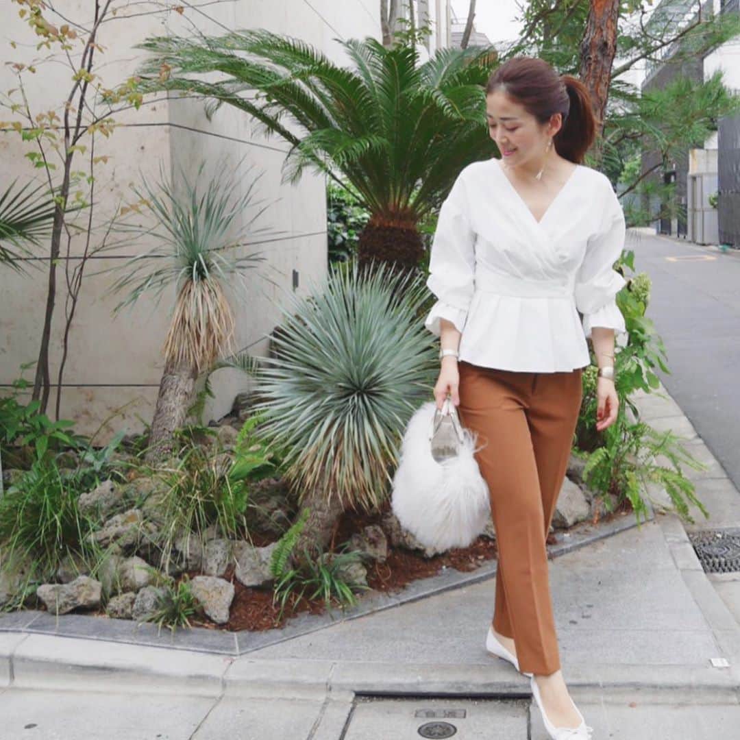 のインスタグラム：「. 今日はグっと秋っぽい日に🍁 . 秋が深まったら合わせられるよう、 ブラウンパンツに合うニットを探し中です。 . . さて今夜はお月見🌙 娘のリクエストでお団子の準備はしっかりしたけど (しかもパパも買ってきてカブってしまった😅)、 肝心の月は、チラっと見える程度。。 . でもたまにはぼーっと空を見るのもイイですね、 涼しいのも助かる♡ . #coordinate #autumnfashion .」