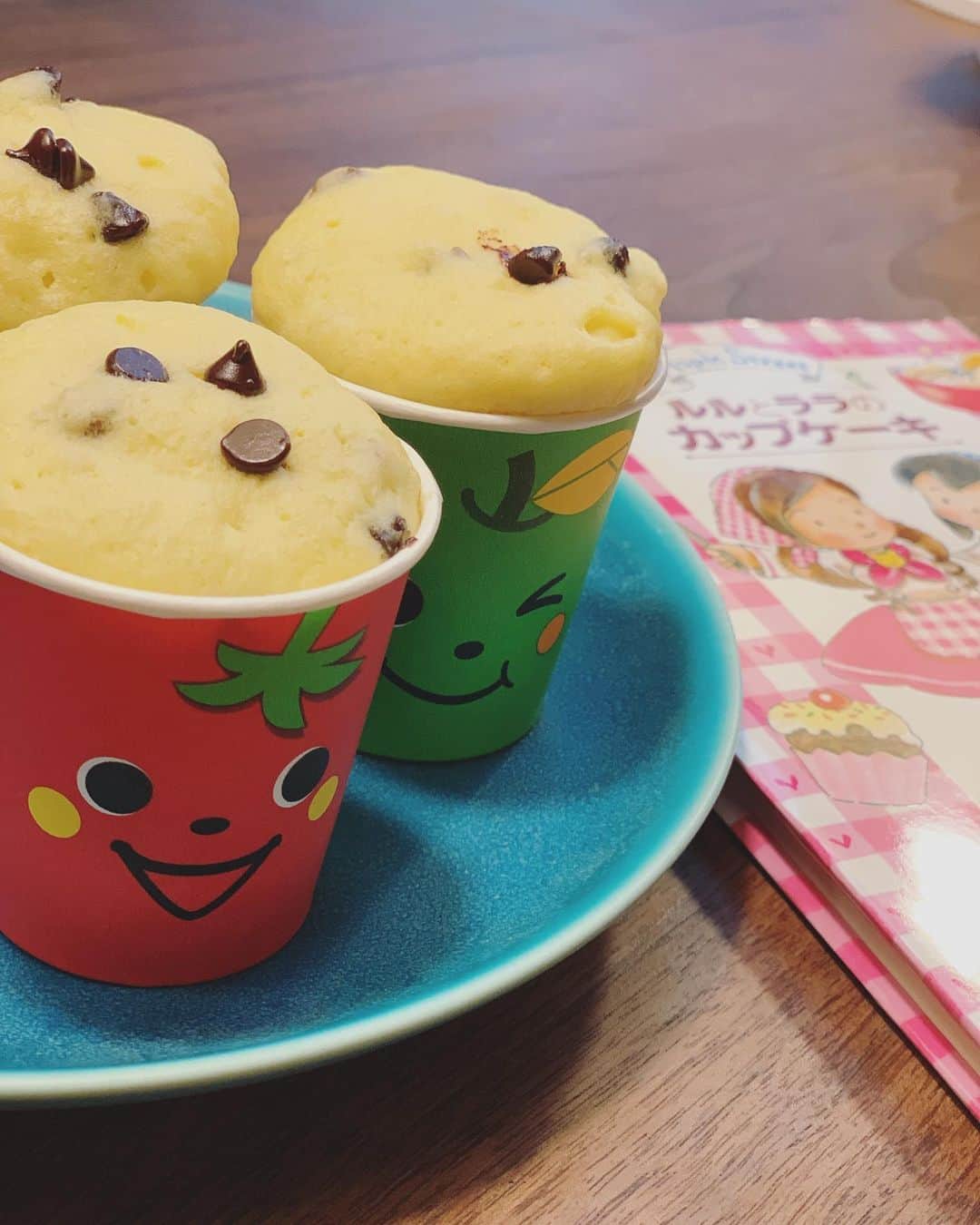 星野真里さんのインスタグラム写真 - (星野真里Instagram)「パパママを脱ぎ捨てクレープ分け合えば 小鳥舞うよう さちさち、さちさち #NHK短歌で披露した短歌  #いない時の幸せ #いる時の幸せ #絵本のレシピで作ったカップケーキ」9月13日 21時52分 - mari_hoshino.7.27