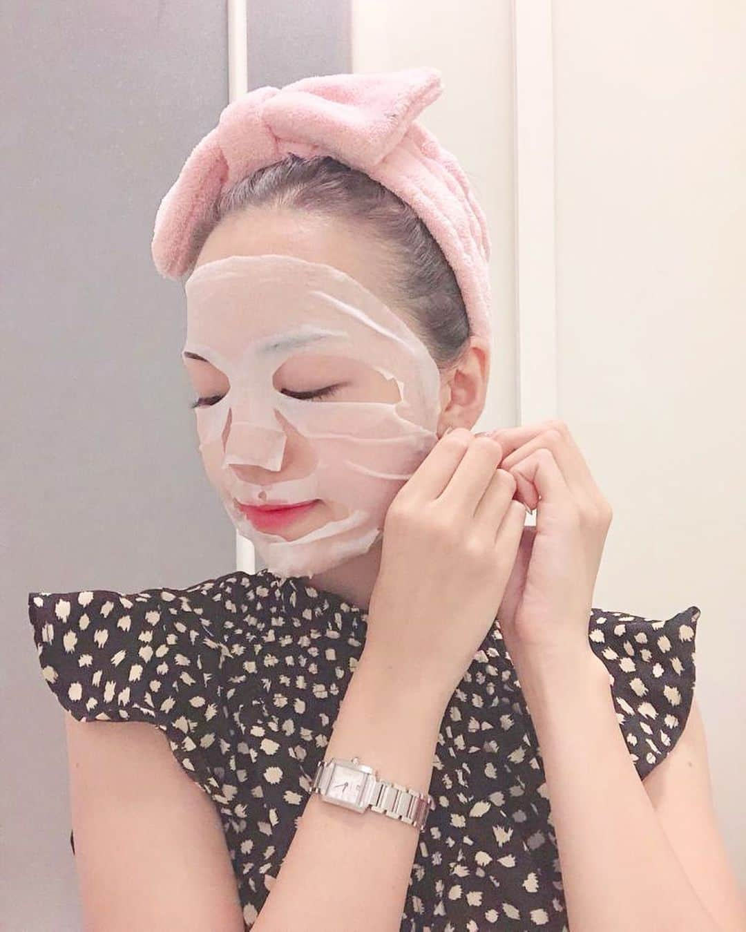 黒田真友香さんのインスタグラム写真 - (黒田真友香Instagram)「マンダム様からいただいた、バリアリペア メンテナンスマスク🥰 ・ ・ 🙆‍♀️こんな人は要チェック🙆‍♀️ ・ ・ ・朝時間ないけどパックしたい ・パックをもっと手軽にしたい  いつものパックよりもシートに切れ込みが沢山入ってて肌に密着するので、パックしながら行動がしやすい🥺  私は着替えて、朝出かける前にアクセサリー付けたり持ち物用意してる間に付けてるよ🥰  朝パックは時間取られがちだけど、他のことやりながら出来るから効率いいし続けられる🙆‍♀️ その後にメイクしてるよ💄  おでこ広すぎておでこだけシート足りて無いのはご愛嬌で。笑  ハリと透明感タイプの2種類あるんだけど、私は透明感タイプの方が好き！😍 朝しっかりケアできてるので、ベースメイクにかける時間も減らしてます☺️ ・ ・ #バリアリペア#メンテナンスマスク#シートマスク#パック#ながら美容 #PR」9月13日 21時53分 - kurodamayukaxx