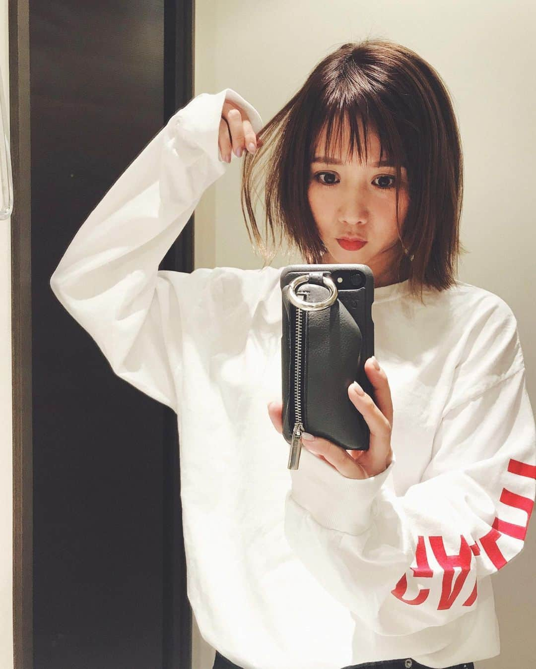 田中里奈さんのインスタグラム写真 - (田中里奈Instagram)「乾燥しやすくてヘアオイルが欠かせない私の髪。夜のヘアケアはもちろん、朝にスタイリングするときも混ぜたりして活用中🙌﻿ ﻿ 今月発売のInRedで、そんなヘアオイルの撮影をしたよ✨﻿ ディアボーテ HIMAWARIのヘアオイル、オイルなのにサラッと馴染んでくれて、ベタベタするのが苦手な人にもオススメ💛﻿ しかもヘアケアしながらUVケアもできるっていう✌️→@dearbeautehimawari_kracie﻿ ﻿ ちなみに今月のInRedの付録のボストンバッグのクオリティが高くて個人的にはそっちも注目してほしいところ（→3枚目参照。）﻿ 良かったら本屋さんで手に取ってみてね〜☺️﻿ ﻿ #InRed #ディアボーテhimawari #プレミアムトリートメントオイル #髪のゆがみケア #pr﻿ ﻿ ﻿ まだなんとなく夏気分でいたもんだから、秋めいた涼しい風にハッとさせられました。﻿ 体調を崩しやすい季節の変わり目、どうかご自愛くださいませ。」9月13日 21時53分 - tanakaofficial