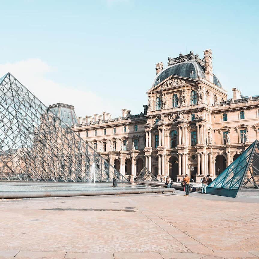 My Little Parisさんのインスタグラム写真 - (My Little ParisInstagram)「Mardi, c'est le jour de fermeture du musée du Louvre. La grande galerie est vide, le calme règne, personne n'a le droit de rentrer. Personne, sauf... Vous. Avec @airbnb, on vous offre une visite accompagnée de votre guide et de la Joconde. Pour rejoindre cette visite très particulière, suivez les deux pages @airbnb et @mylittleparis et taguez la personne qui viendra avec vous. Tirage au sort lundi 16 septembre. #airbnbexperience」9月13日 21時53分 - mylittleparis