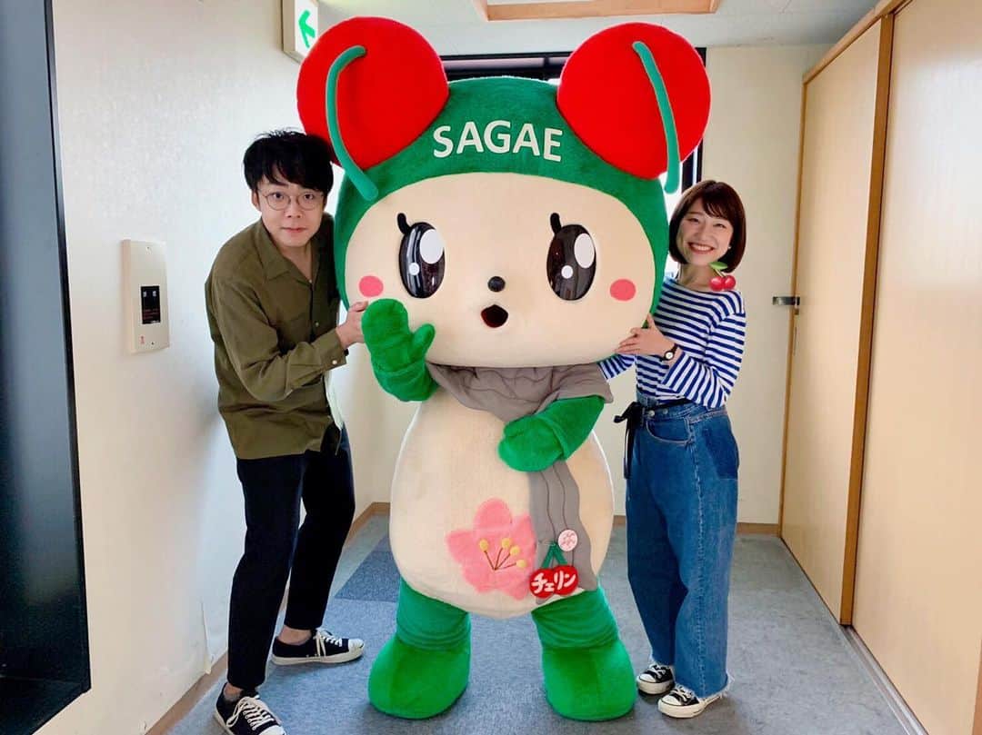 関取花のインスタグラム：「寒河江まつりありがとうございました😊大好きな山形でライブができて、久々のかみぬまゆうたろうお兄ちゃんにも会えて、寒河江のゆるキャラチェリンとも仲良くなれて、とっても楽しかったです🍒山形のみんなはやっぱり温かいね〜いつかワンマンやりたいな。またね！ #関取花 #チェリン #寒河江」