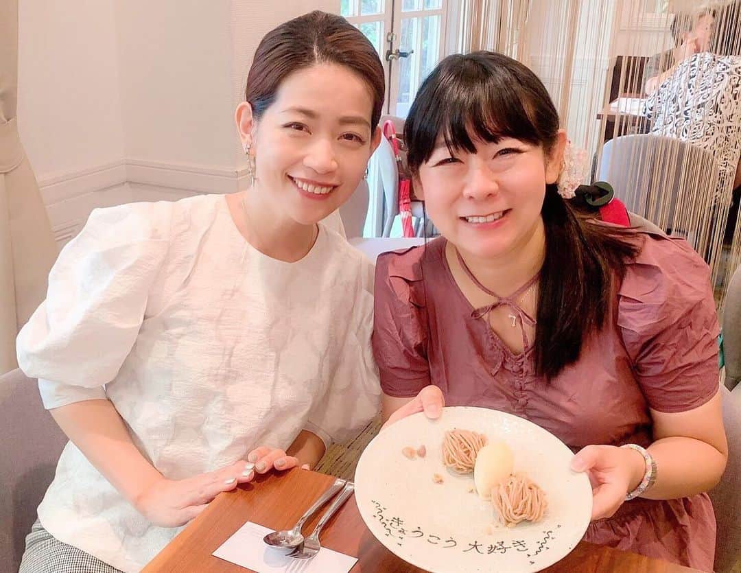 のインスタグラム：「神戸三宮…東遊園地の中にあるレストラン、VILLA BLANCHEでランチ(๑′ᴗ‵๑)🍴 窓から見えるグリーンと店内のホワイトのコントラストが気持ち良い🌿 柿やトウモロコシ、イチジク、栗など季節の食材を楽しめるお料理✨ 友達がプレートにこんなメッセージをお願いしてくれていました❣️ お誕生日おめでとう🎂とかも嬉しいけれど、大好き💕だなんてドキドキ‼️ 可愛過ぎてたまらん😭💐 アクセサリーデザイナーのRISHちゃん、温かく幸せで美味しいランチタイムをありがとう💖 いつもみんなに優しいRISHちゃんが私も大好き❣️ 彼女のブランド、 #RISHDECO のアクセサリーは、芸能人、モデルさん、DJさんなどにもファンが多く、私も結婚式の時にピアスを作ってもらいました💐  rishdeco.com」