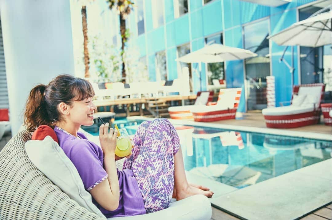 スパ ラクーア公式のインスタグラム：「. 【屋外の風を感じながらリラックス🌴】 . やっと涼しくなってきて、外の風が気持ちいいですね✨スパ ラクーアの #ヒーリングバーデ 内にある『オープンデッキ』は開放感あふれるリゾート空間🌺 . 低温サウナでじんわり汗をかいた後は、プールサイドのゆったりとしたチェアで風を感じながら火照ったからだをやさしくクールダウン…。 鮮やかなトロピカルドリンクで喉を潤すのもオススメです🍹 . 差し込む陽光やプールの水音に癒やされながら、ただただ時がゆっくりと流れていくのを感じるのは、何にも代えがたいひと時ですね⛱️ たまには都会の喧騒を離れて、自分自身をいたわる時間をお過ごしください。 . #スパラクーア #スパ #ラクーア #温泉 #サウナ #岩盤浴 #温活 #サ活 #サウナ女子 #デトックス #リゾート #リフレッシュ #リラックス #自分へのご褒美  #ワタシのためにひと肌ぬごう」