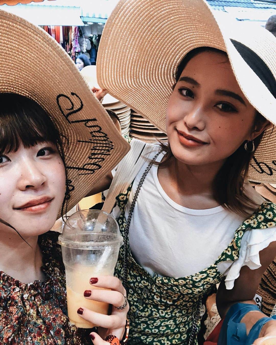 のインスタグラム：「. 2人でお揃いの帽子購入🥰 これで800円しないくらい（笑）安すぎタイ（笑） . マンゴーも美味しかった😘❤️ . #タイ #旅行 #旅 #海外旅行 #バンコク #バンコク旅行 #アジア #アジア旅行 #タイ旅行 #タイ物価安すぎ」