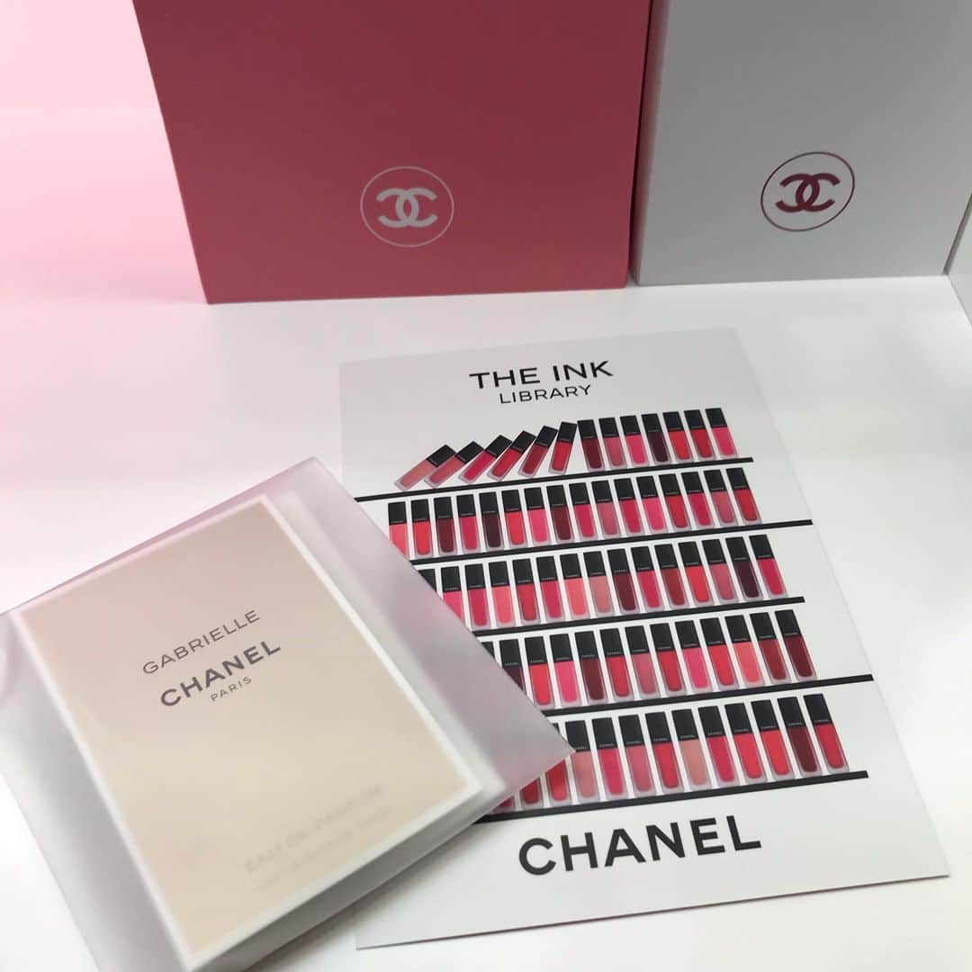 大西蘭さんのインスタグラム写真 - (大西蘭Instagram)「・ 今日から開催のシャネルのコスメのイベントへ💄 ・ 会場はシャネルのコスメがいっぱい💕 ・ ライブラリーをイメージした、ピンクや赤で彩られた気分の上がる空間。 ・ リップ、グロス、香水、ネイル、アイカラーを自由にお試しできます💄💅 ・ お土産に香水とリップのサンプルをもらいました♬ シャネルのマスコットが付いた小さい袋も可愛い😍 ・ 👇以下ホームページから転載👇 開催日時 2019年9月13日（金）－ 23日（月・祝）  11：00-19：00 ※9月14日（土）のみ 11:00-20:30 開催場所 SO-CAL LINK GALLERY 〒150-0001 東京都渋谷区神宮前4-9-8 ・ ・ #chanelinklibrary  #ルージュアリュールインクフュージョン #chanelrougeallureinkfusion #chanelbeauty #シャネルリップ #シャネルコスメ #RougeNoir #ルージュヌワール」9月13日 22時02分 - onishiran