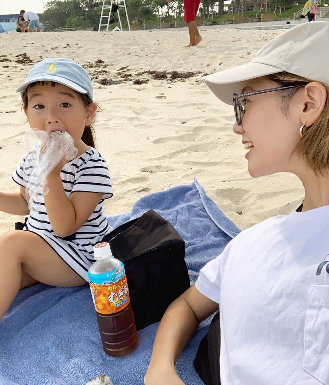 清水わかこさんのインスタグラム写真 - (清水わかこInstagram)「なんかとってもお姉さんになってきたなぁと思う最近。 特に撮った写真を見るとシュッとしたなぁと☺️ . 今日は久しぶりに海にいってきました。 おにぎり作って麦茶持って 海に入るかなぁ？と水着も着て行ったけど 波が少し高くて、、、娘は貝殻を集めてました。 おとうさんが東京から帰ってきてこれ見せたらビックリすると思うよ！と。 いつでもお父さんのことを考えている娘でした☺️✨ (1枚目貝殻持ってます) #日夕佳 #女の子 #沖縄 #okinawa」9月13日 22時06分 - wakacham_