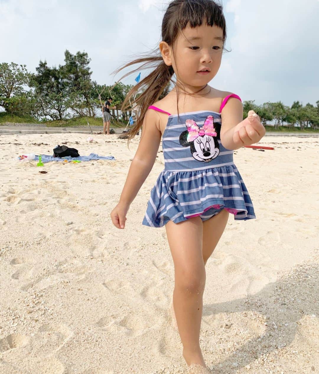 のインスタグラム：「なんかとってもお姉さんになってきたなぁと思う最近。 特に撮った写真を見るとシュッとしたなぁと☺️ . 今日は久しぶりに海にいってきました。 おにぎり作って麦茶持って 海に入るかなぁ？と水着も着て行ったけど 波が少し高くて、、、娘は貝殻を集めてました。 おとうさんが東京から帰ってきてこれ見せたらビックリすると思うよ！と。 いつでもお父さんのことを考えている娘でした☺️✨ (1枚目貝殻持ってます) #日夕佳 #女の子 #沖縄 #okinawa」
